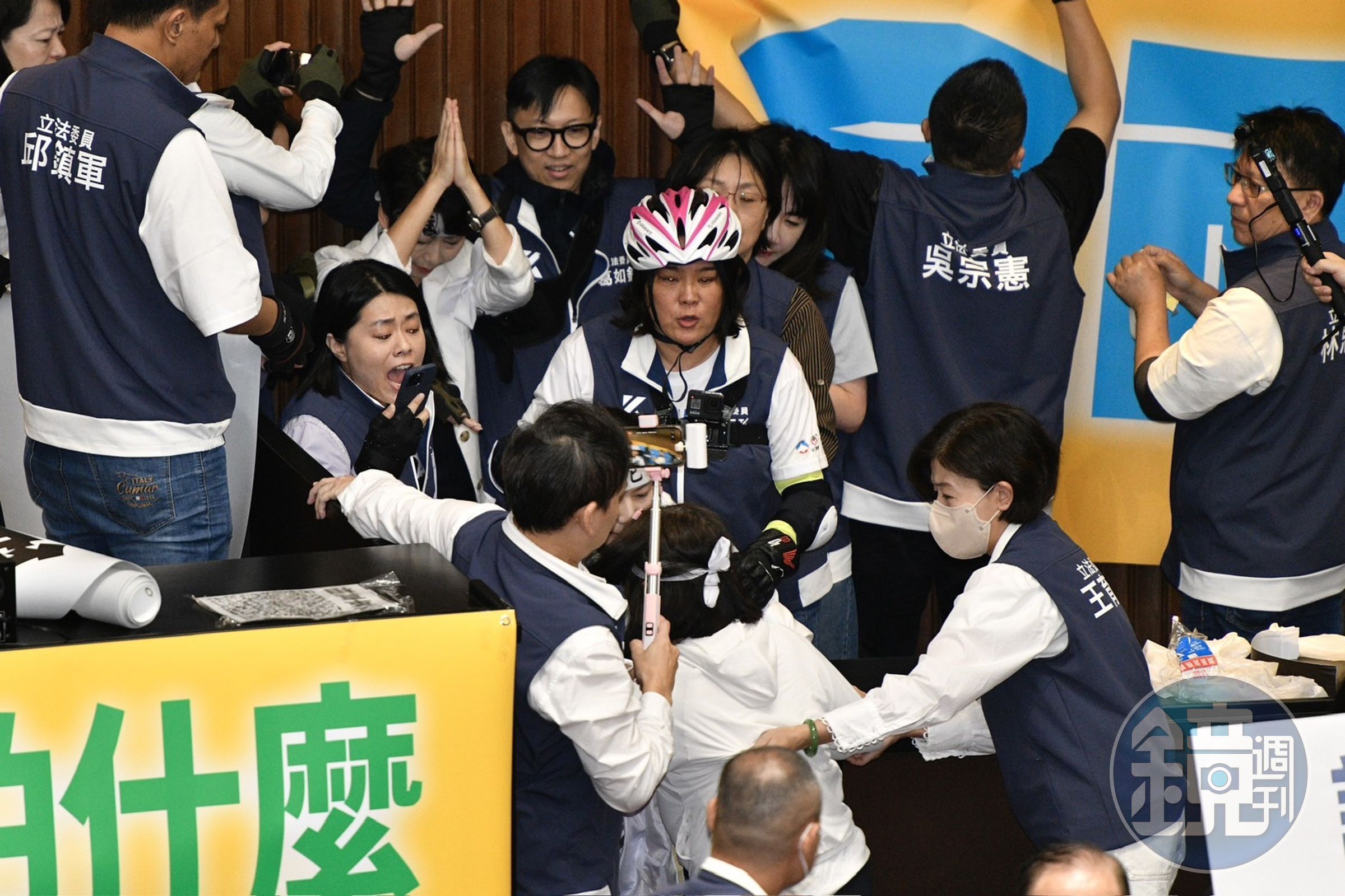 邱若華（陳玉珍左方持手機者）被控只會順從黨意不顧民意，去年國會改革修法期間也曾和綠委上演肉搏戰。（本刊資料照）