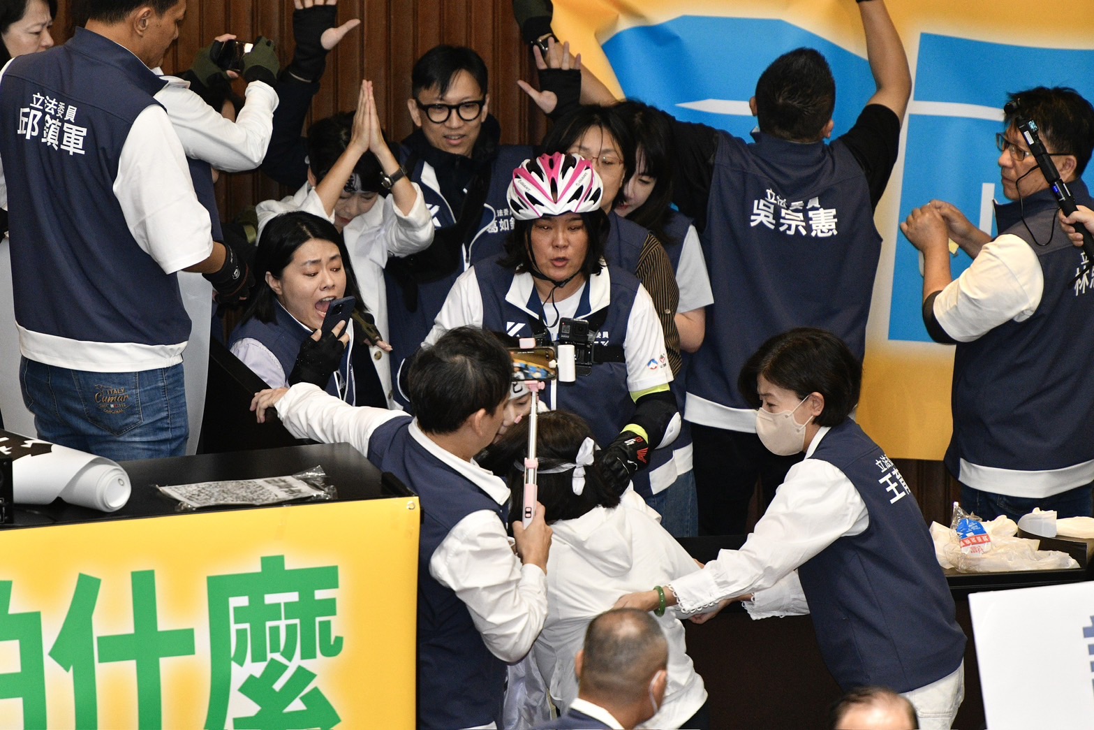 邱若華(陳玉珍左方持手機者)被控只會順從黨意不顧民意,去年國會改革修法期間也曾和綠委上演肉搏戰。(本刊資料照)