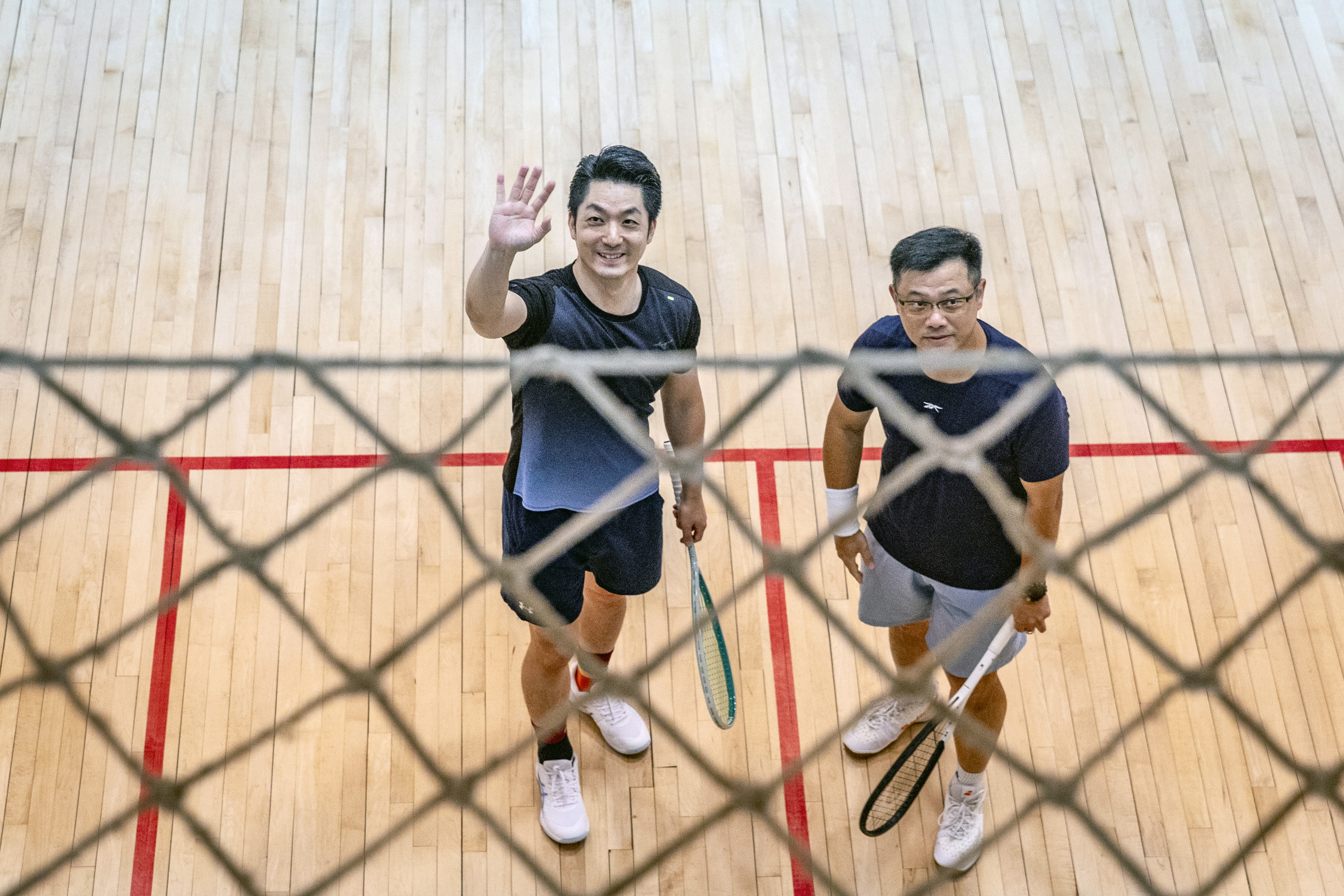 蔣萬安（左）今參加世壯運壁球比賽，以直落三擊敗對手梁育實。