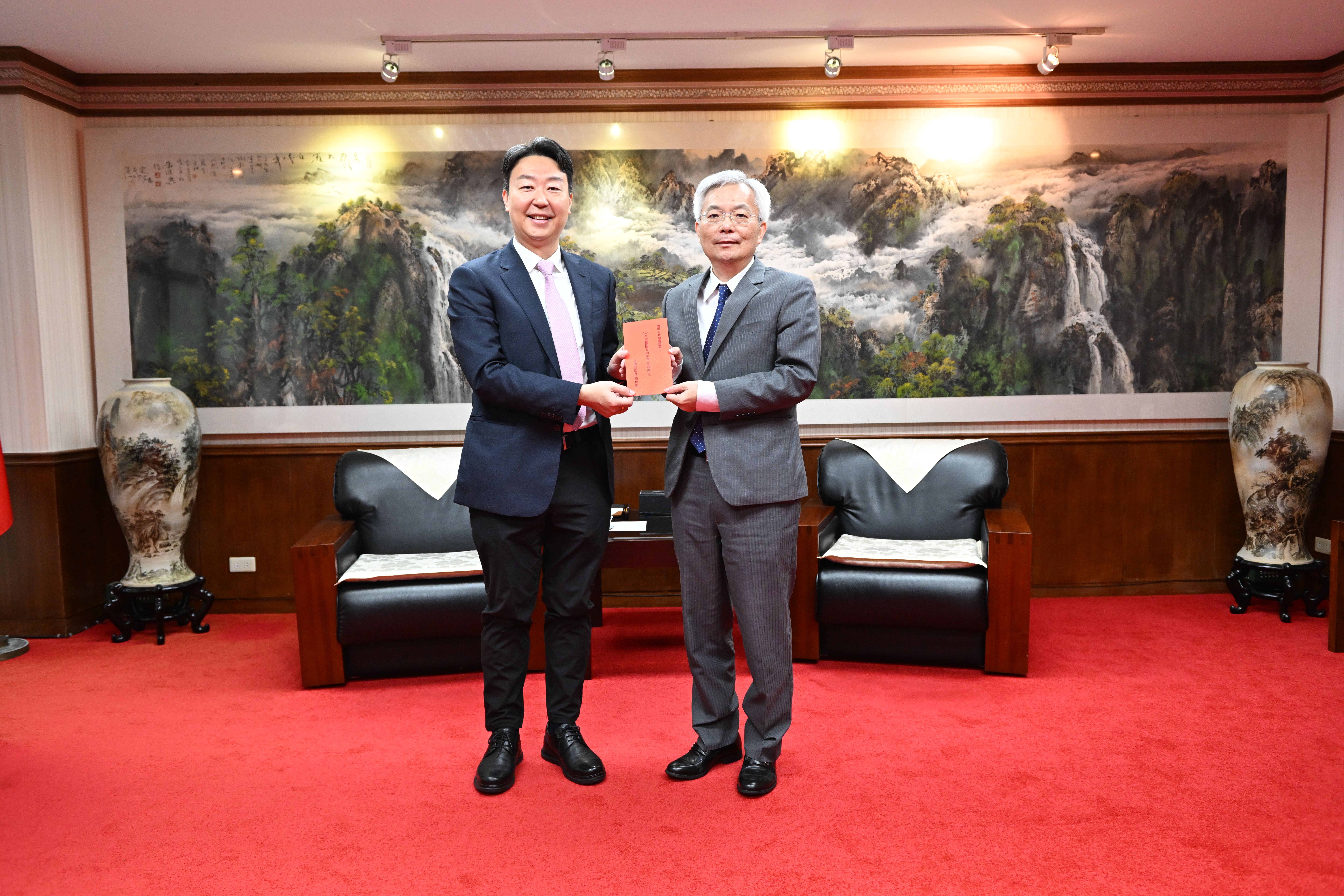 交通部長陳世凱（左）至警政署，慰勞警察推動交通執法與事故防制工作辛勞。（警政署提供）