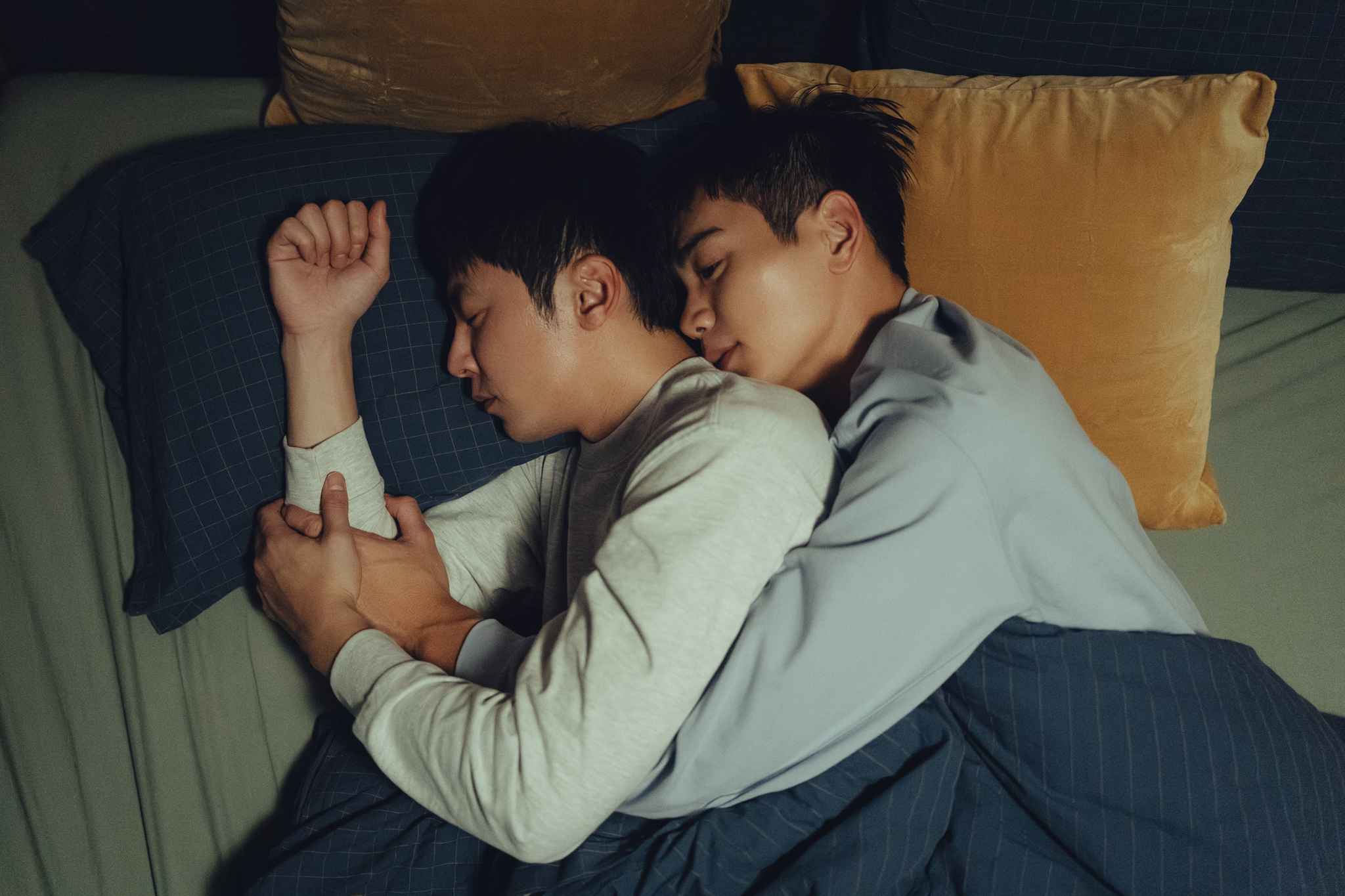 《小孩才做選擇》李國毅(左)和禾浩辰飾演一對秘密戀人。(公視台語台提供)