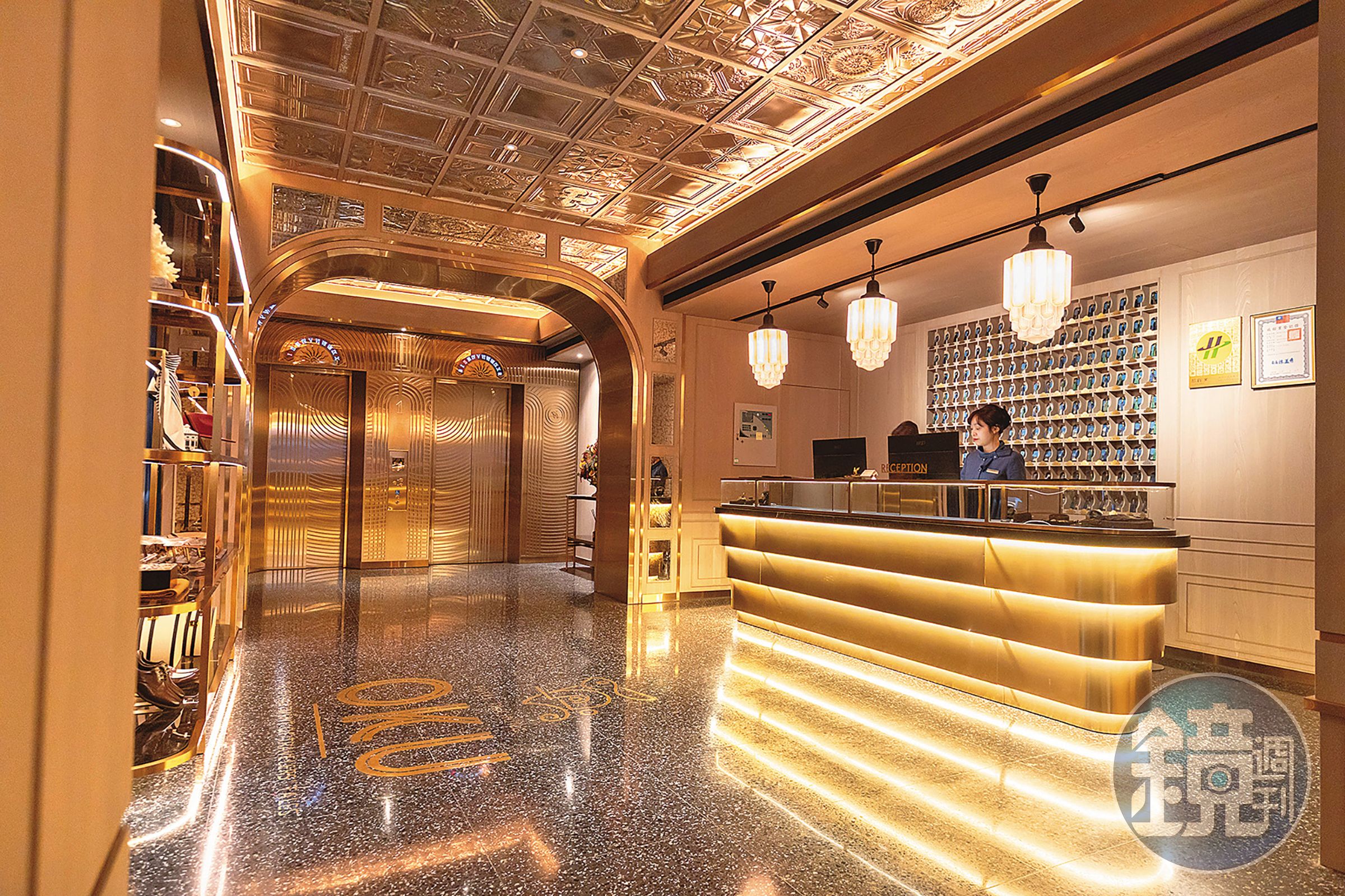 酒店的櫃檯空間讓人宛如走進電影《大亨小傳》的派對場景,金屬、玻璃與光影交錯。