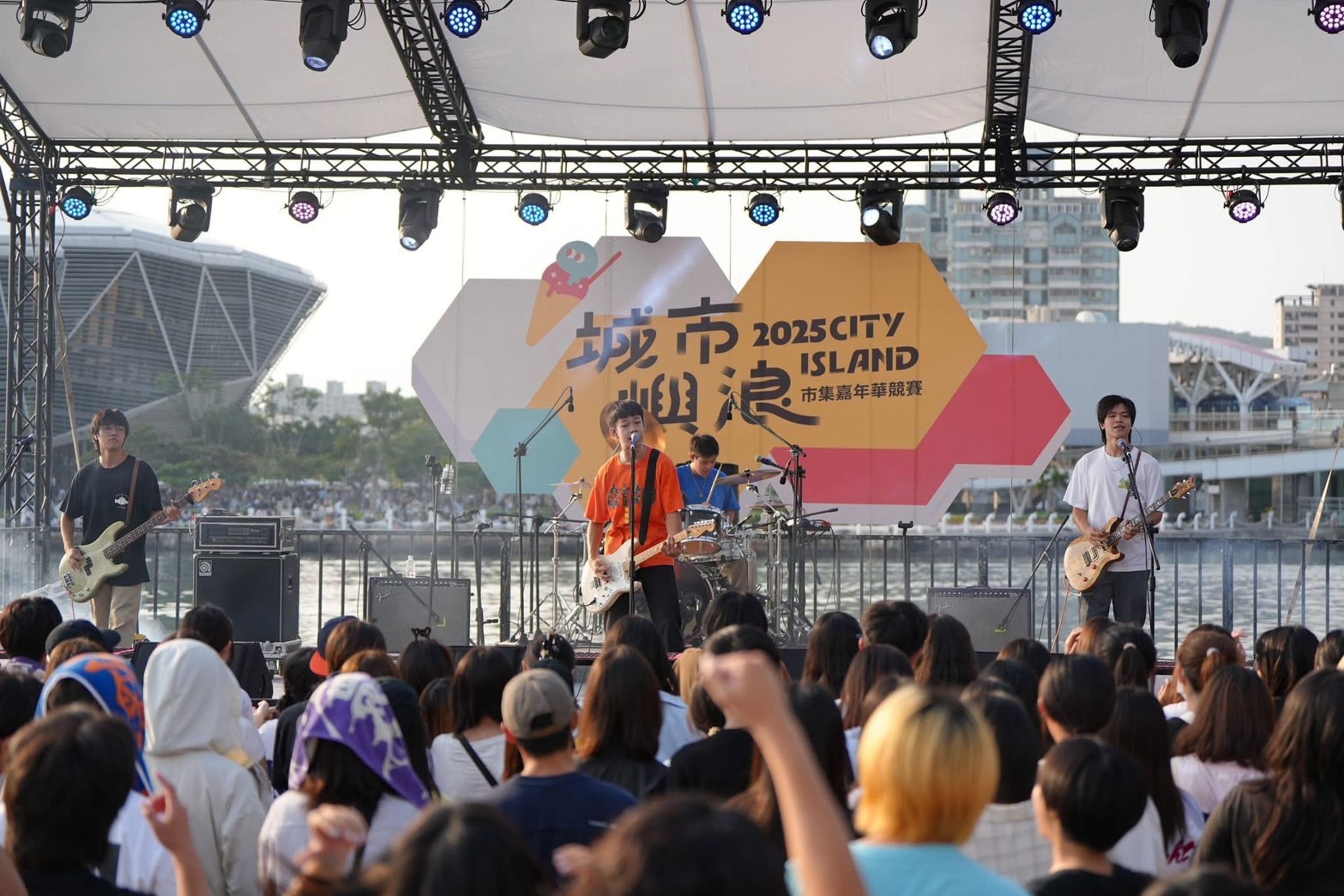 「2025城市嶼浪市集嘉年華」集結全台80組人氣攤車，還有音樂表演，兩天吸引超過10萬人次參與。