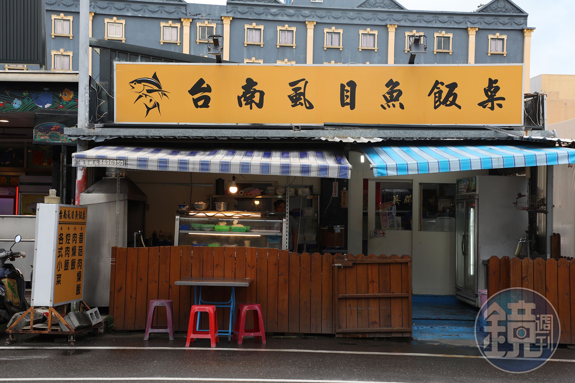 「台南虱目魚飯桌」從傍晚營業至凌晨2點半。