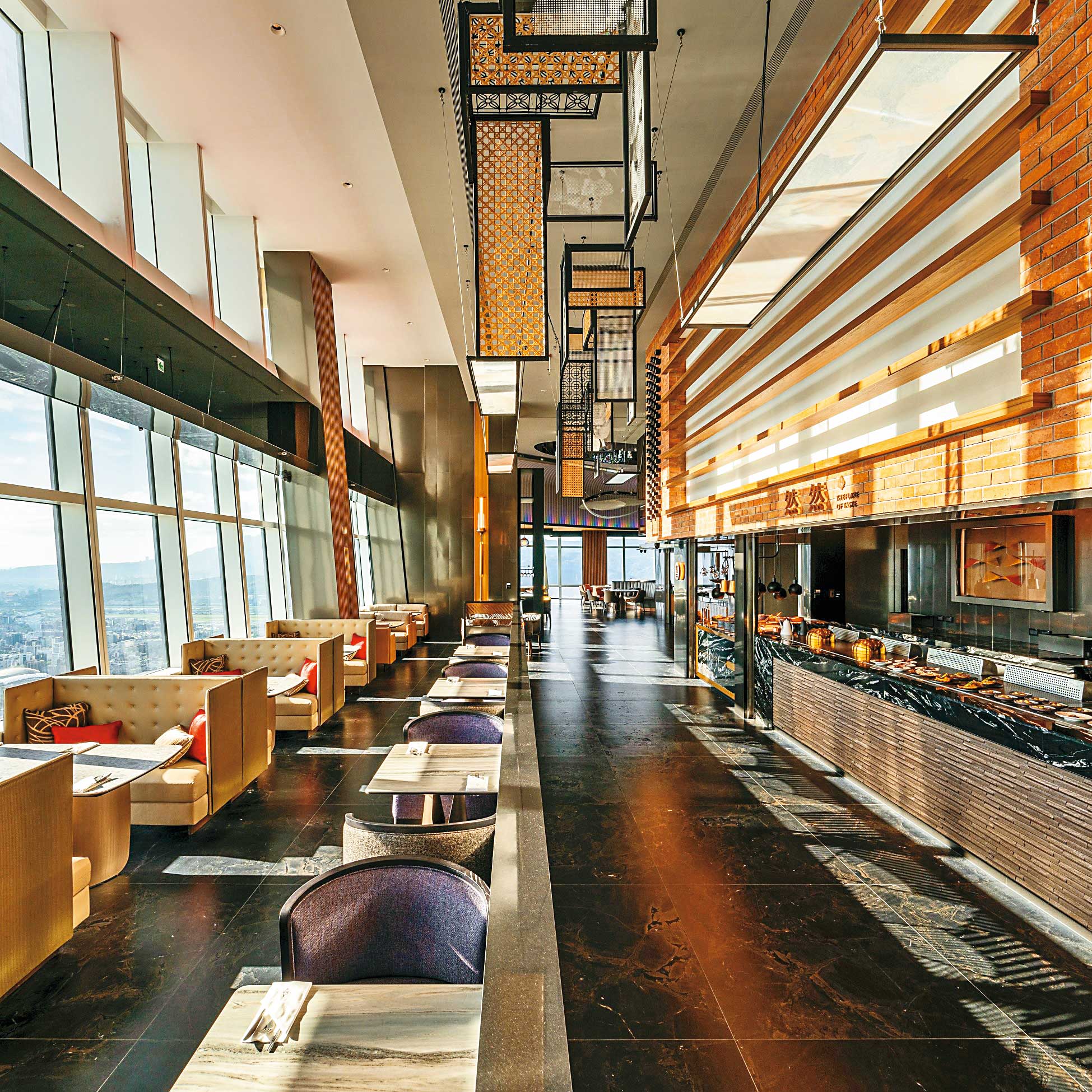 「饗A Joy」是饗賓集團旗下高樓景觀自助餐廳，被稱為「Buffet界的天花板」。（翻攝饗 A Joy臉書）