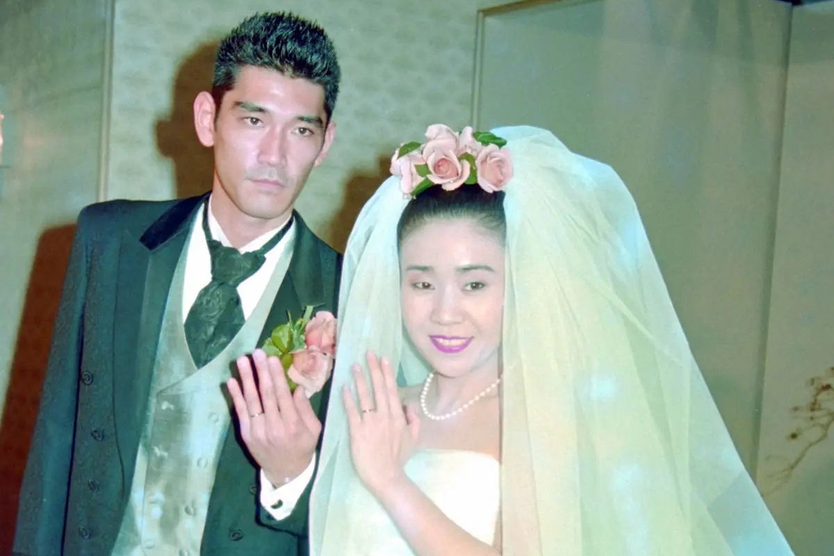 杉本哲太宣布與神津HAZUKI離婚，圖為他們1992年的結婚典禮。（翻攝網路）