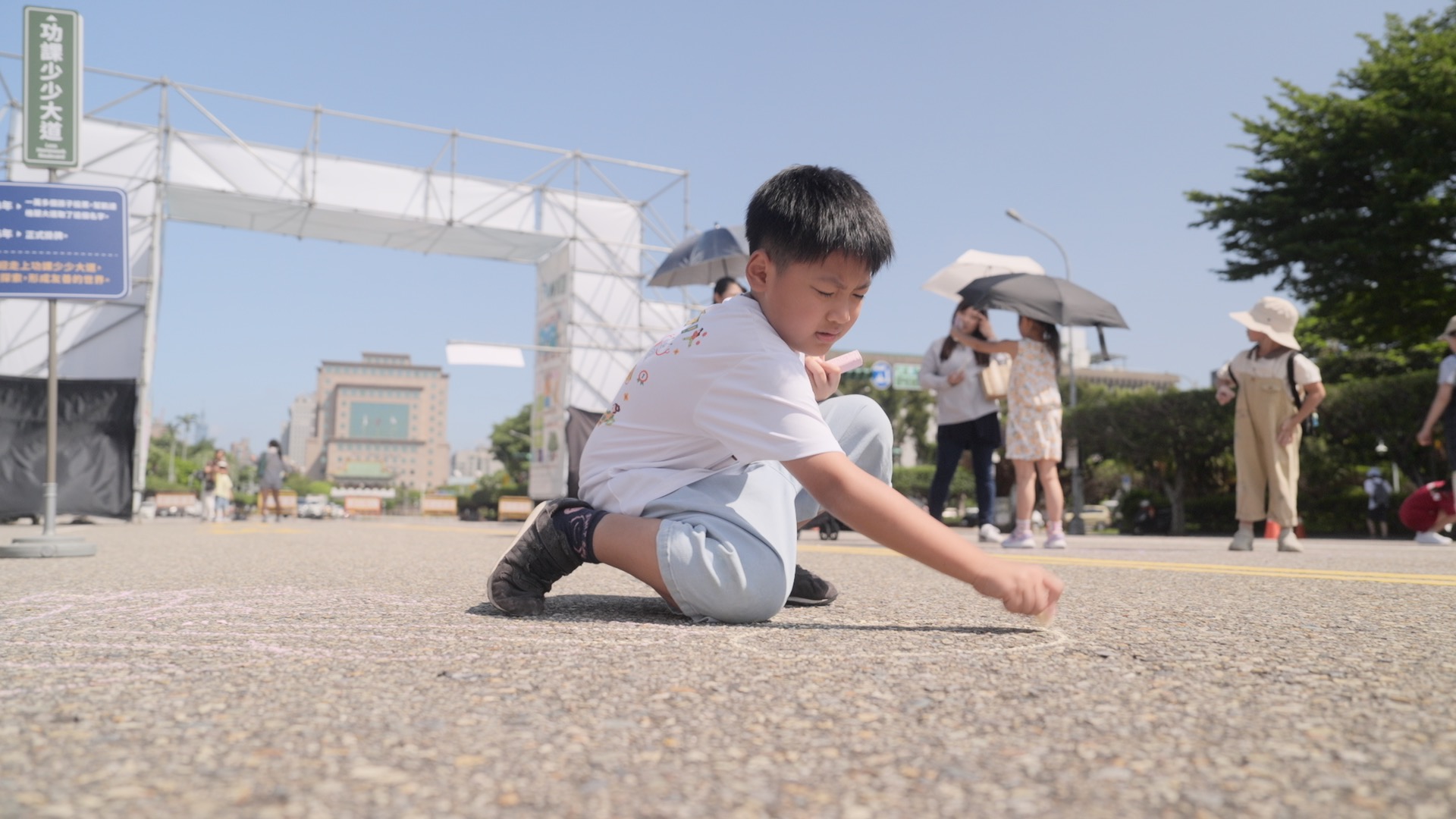 孩子拿起粉筆，把心中的理想街道直接畫在凱道上；從遊戲空間到安全設施，每一筆都是孩子對城市生活最直接的想法。