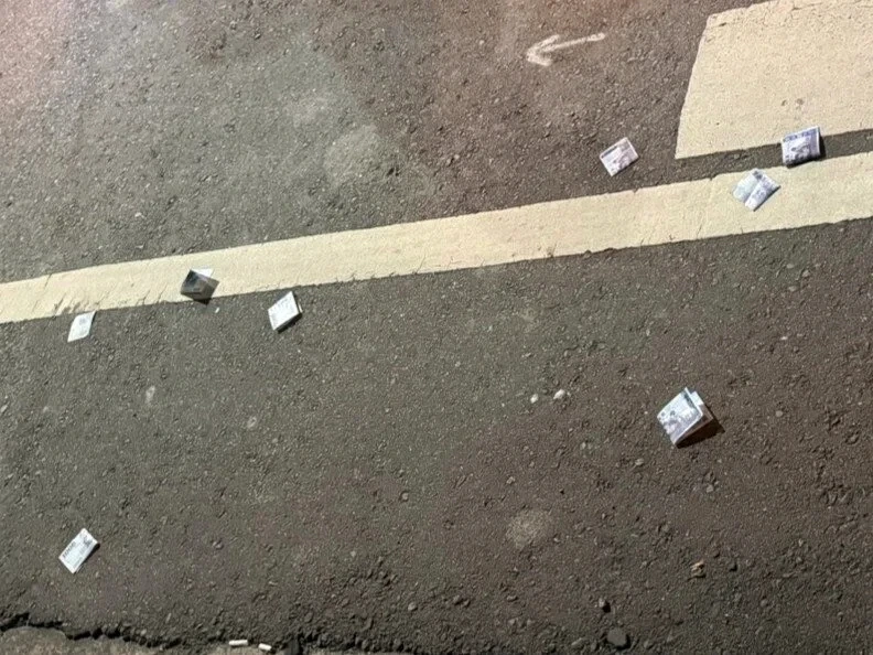 南投一名男子日前深夜開車時,意外發現大馬路上散落著多張千元鈔票。(翻攝畫面)