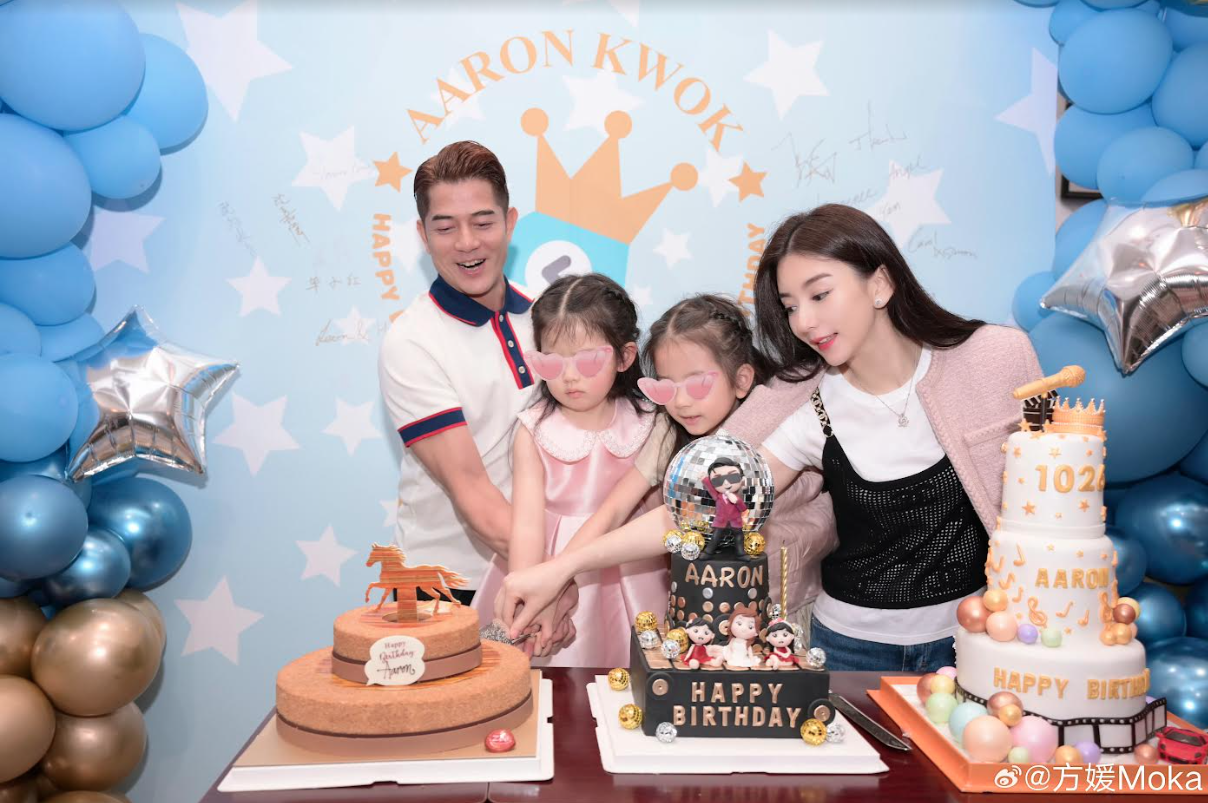 方媛曬出與女兒一起幫郭富城慶生的照片，還一起切蛋糕，郭富城的臉上一職洋溢著幸福笑容。（取自方媛微博）