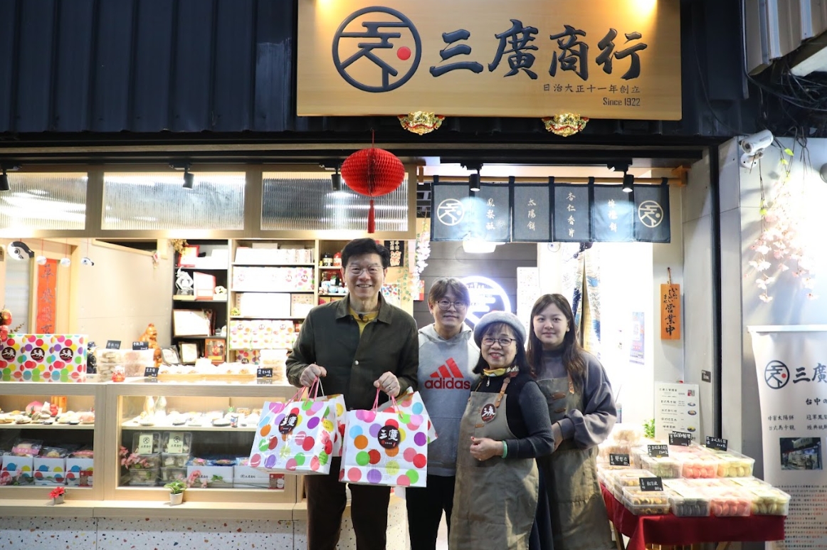 「三廣商行」的鳳梨酥曾榮獲台中市十大伴手禮首獎及日本宣仁親王頒獎的肯定。（何宗昇攝）