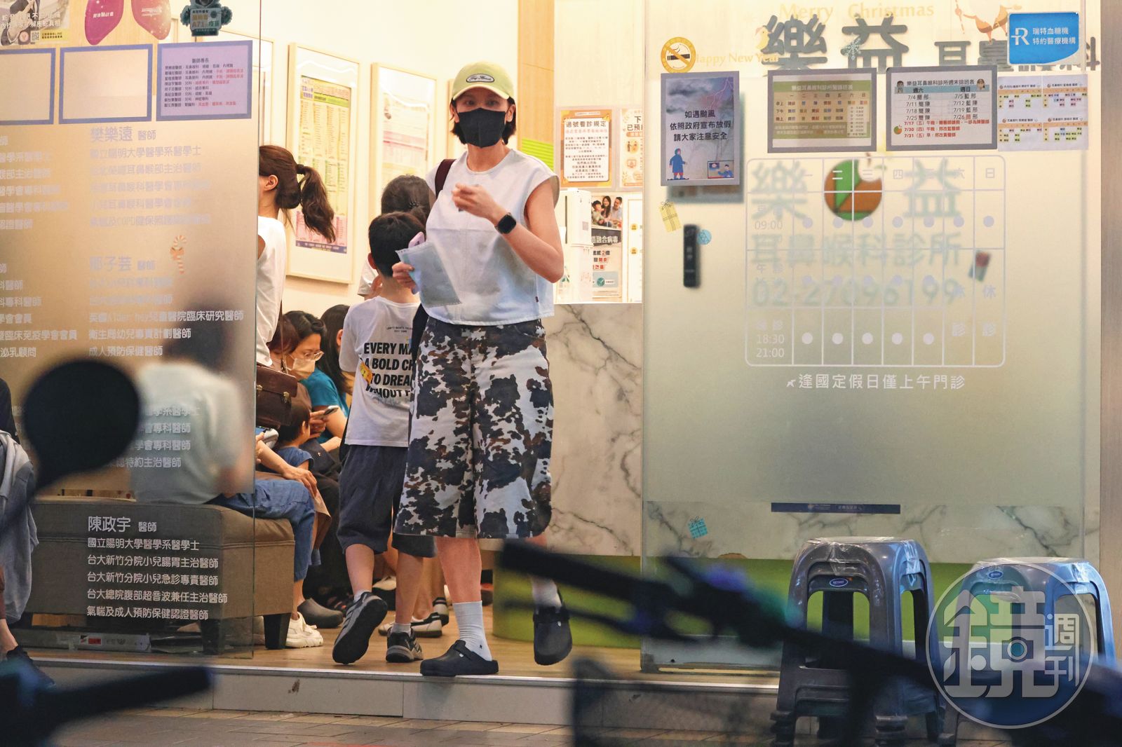7/18，19：22，因之前一度面臨失聲危機，曾沛慈乖乖到診所看診治療，結束後拿著藥袋離開