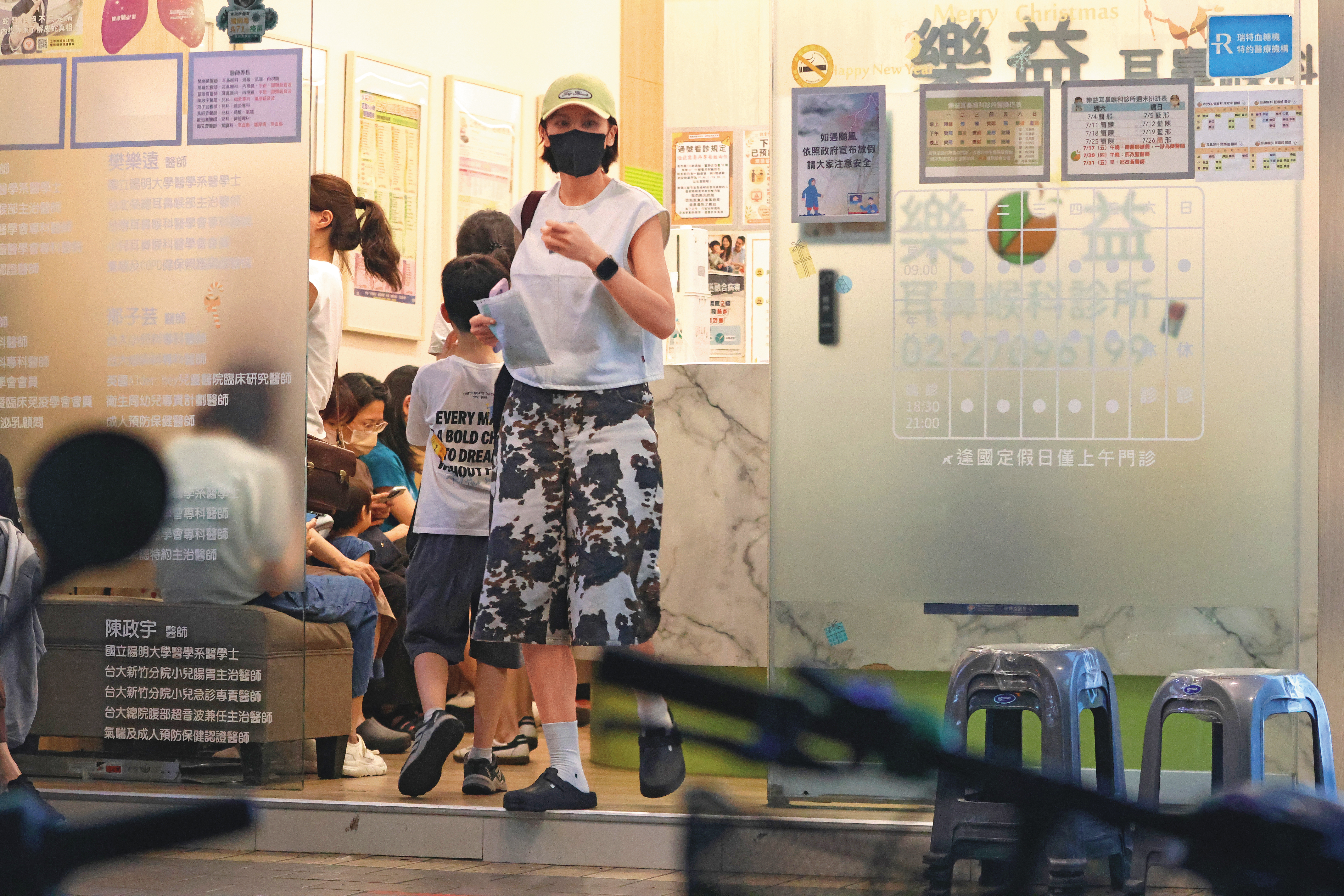 7/8，19：22，因之前一度面臨失聲危機，曾沛慈乖乖到診所看診治療，結束後拿著藥袋離開。