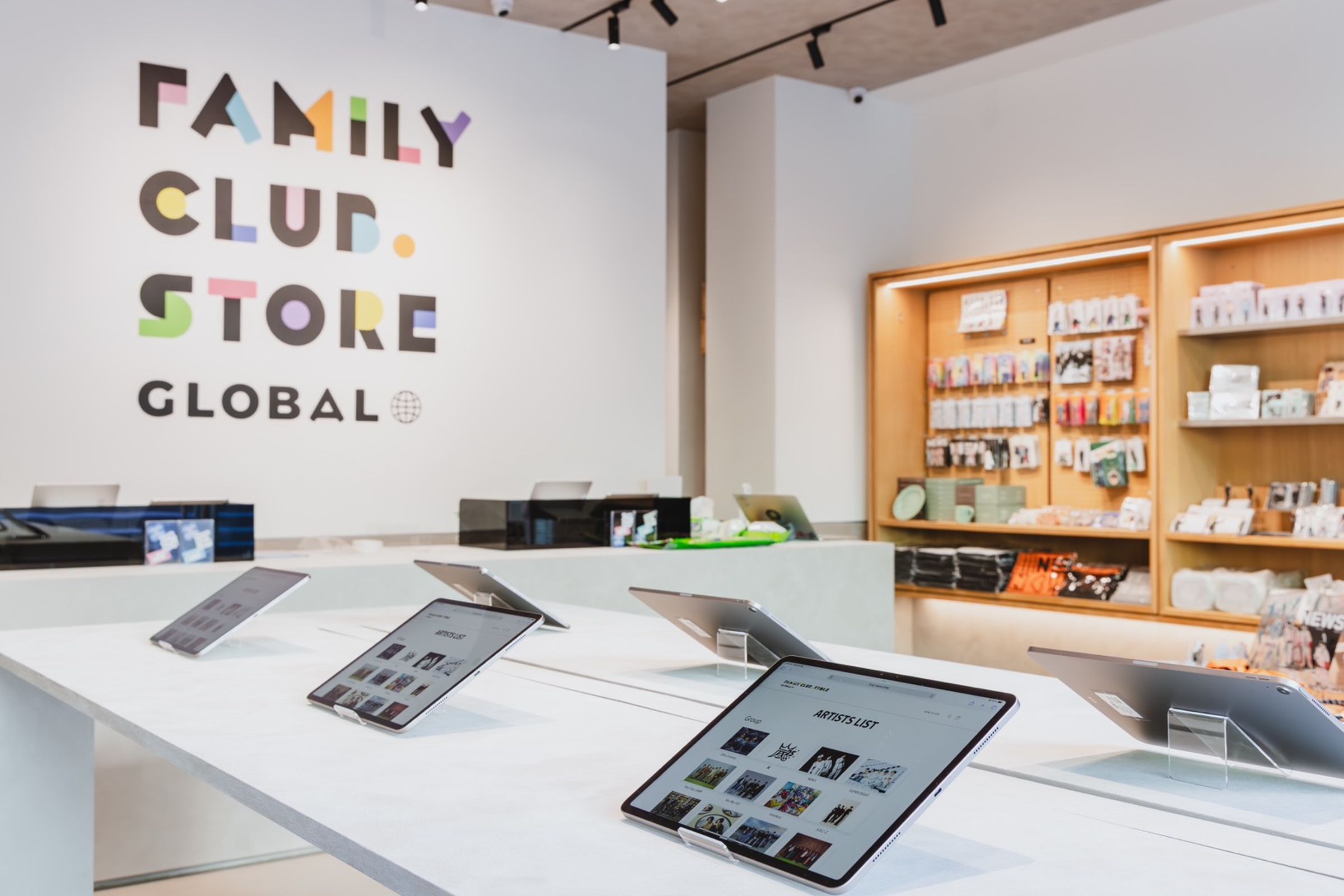星達拓娛樂旗下官方周邊專賣店「FAMILY CLUB.STORE」在台北中山區開幕。（大鴻藝術BIG ART提供）