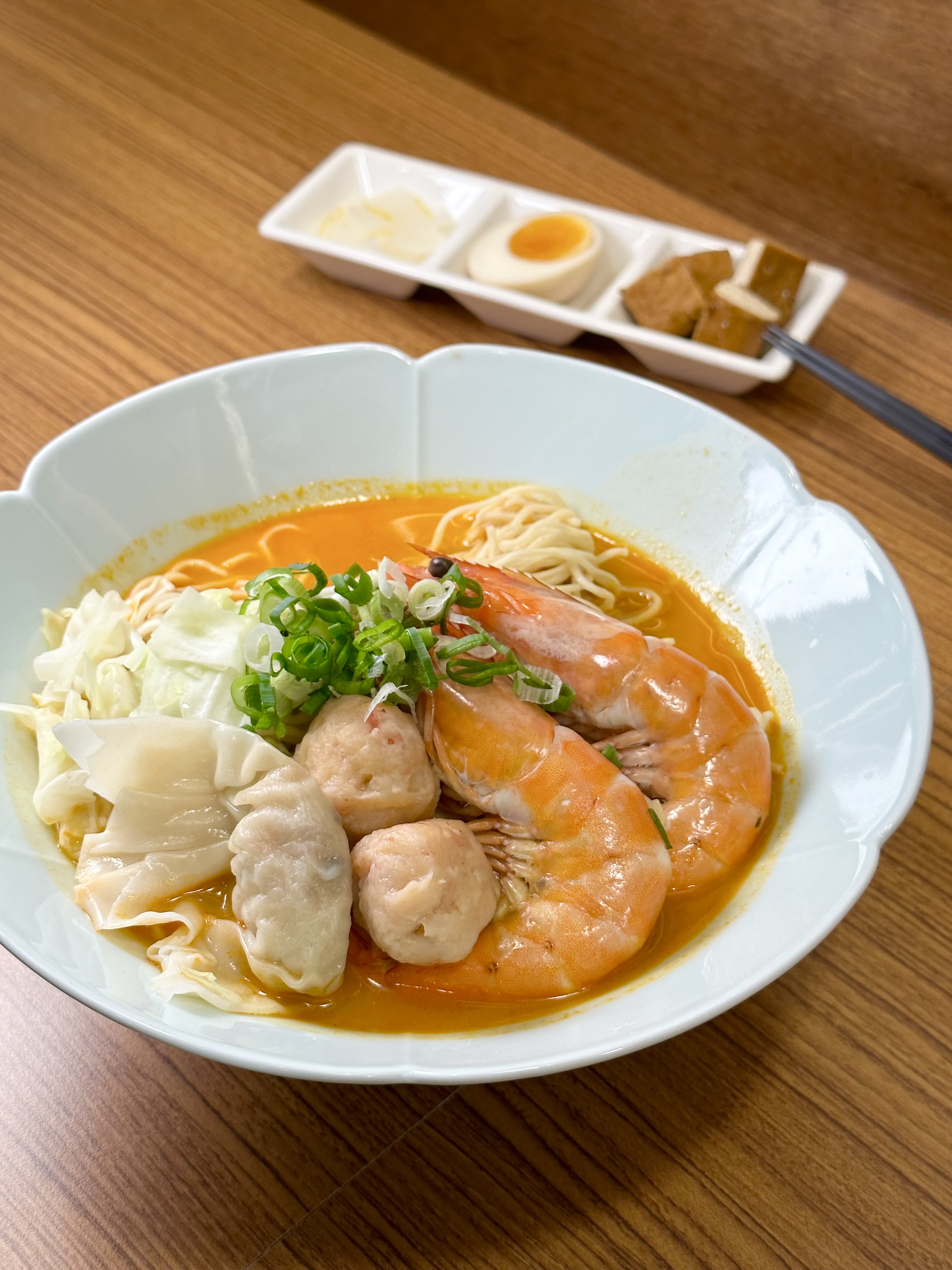「招牌三寶蝦湯拉麵」配料豐盛，有2尾大白蝦、魚子蝦滑和鮮蝦雲吞。（358元／碗）