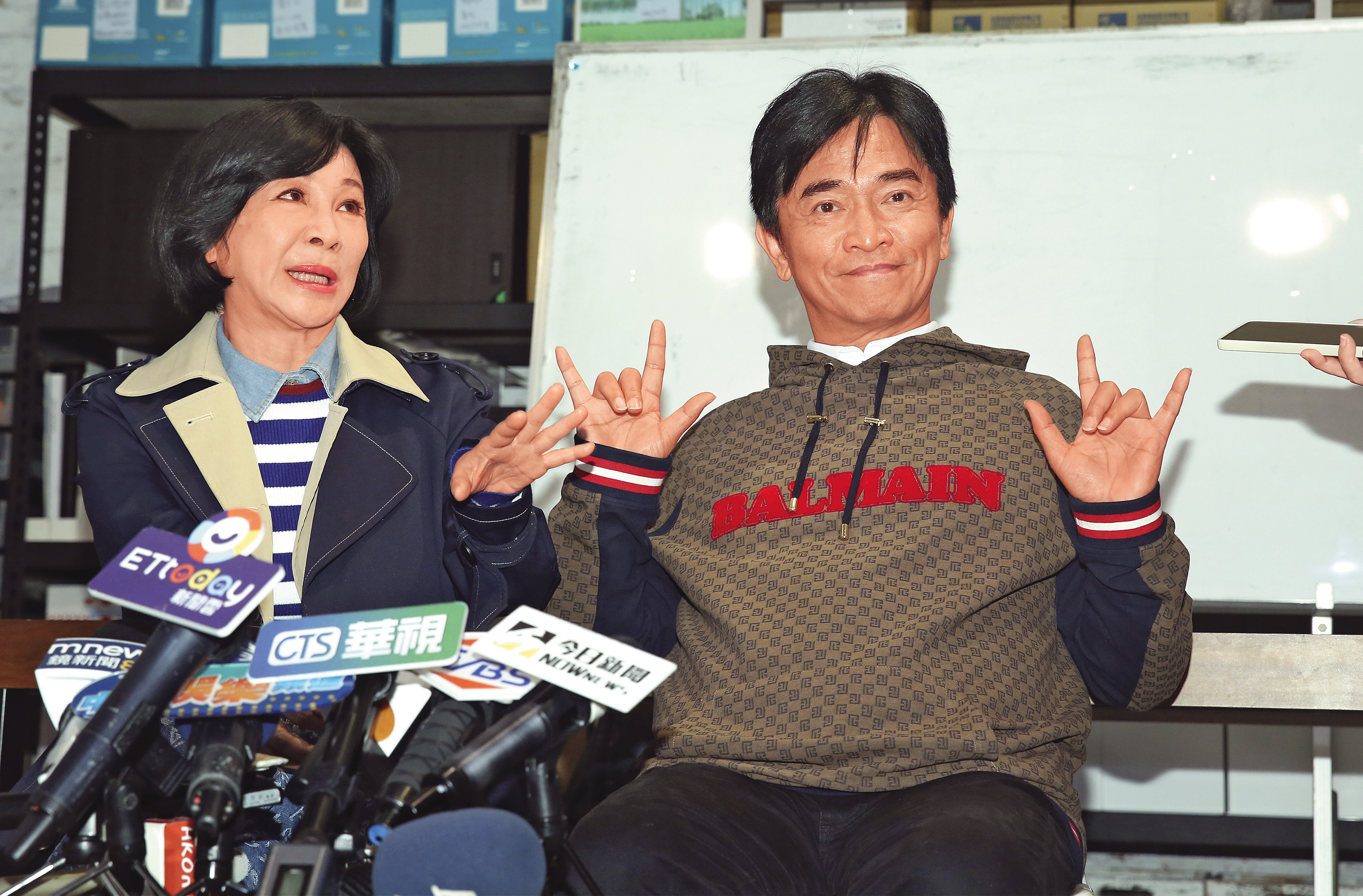 雖然副業賺得盆滿缽滿，但吳宗憲（右）欠債的消息卻沒少過，畢竟他樹大招風、人紅惹議。左為吳淡如。