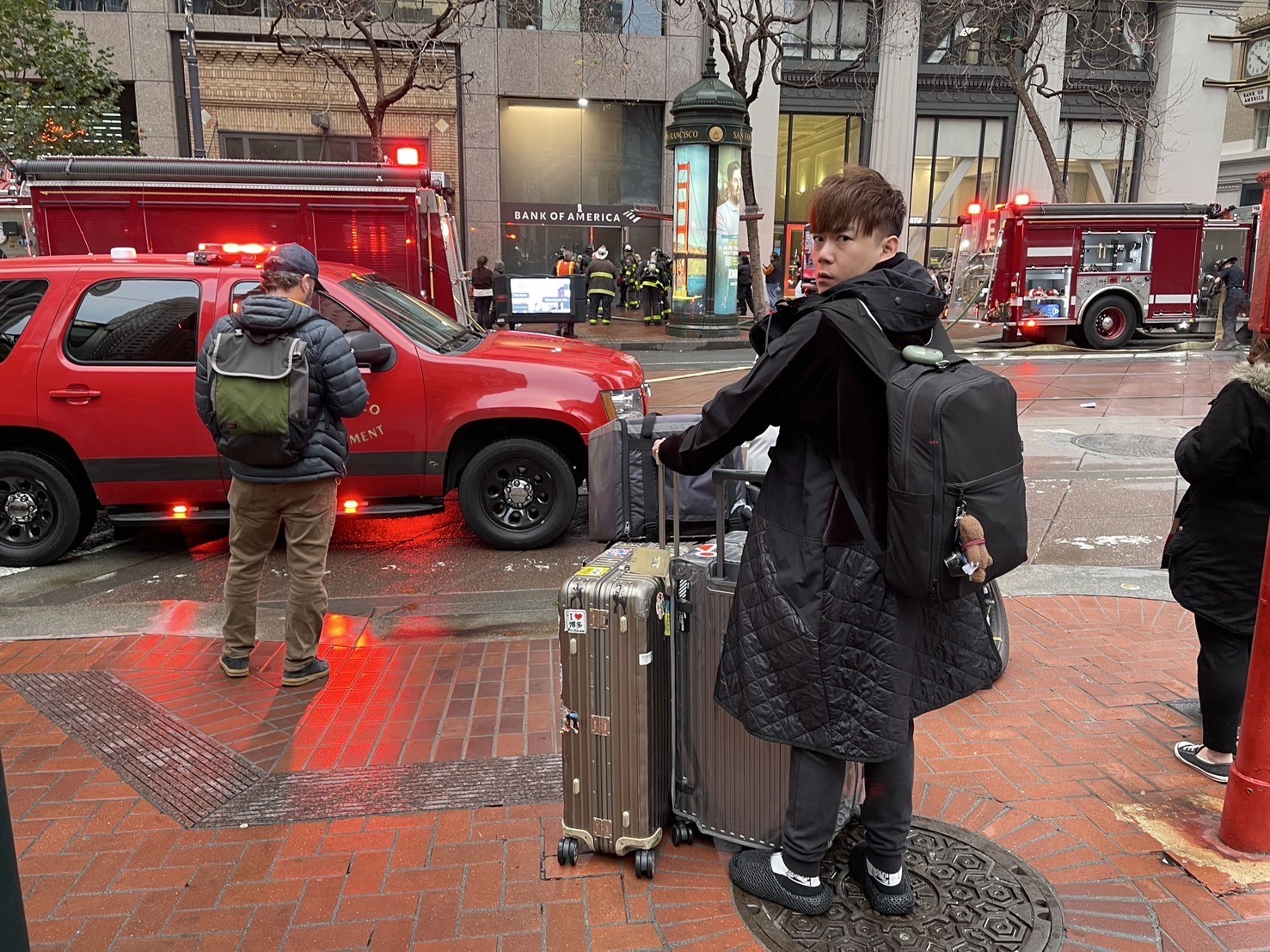 藝人李岳赴美休假，沒想到一出地鐵口就遇到火警。（李岳提供）