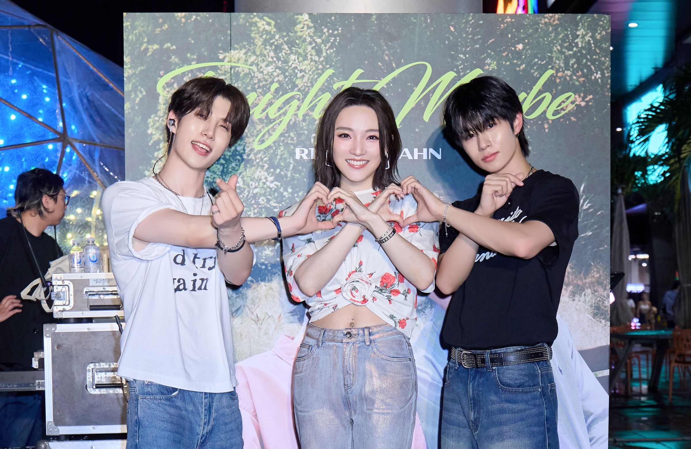 韓星R1AN與JIAHN(右)今(19日)晚間在信義區路演,閻奕格驚喜聲援。( FU Entertainment提供)