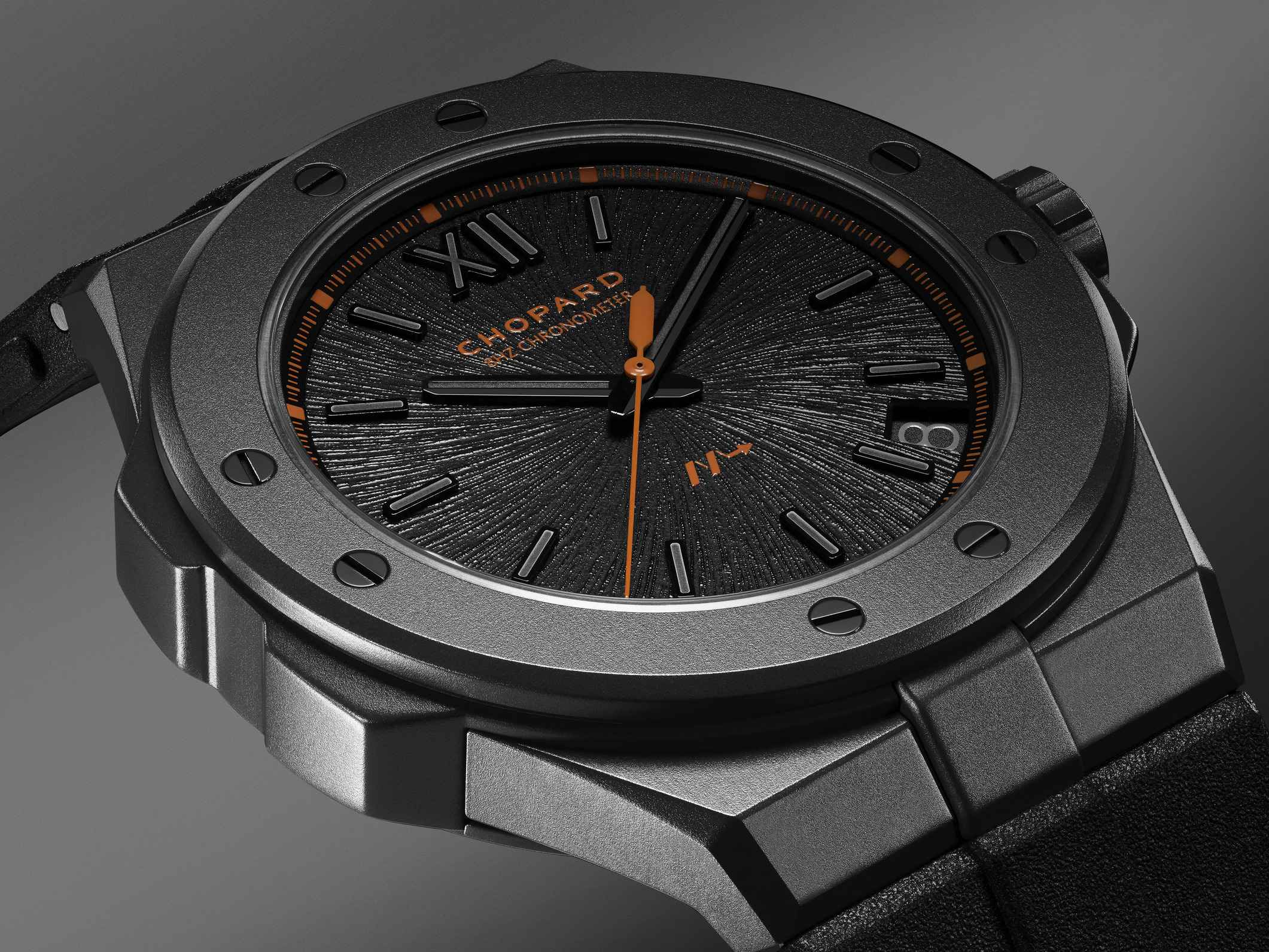 CHOPARD Alpine Eagle 41 SL Cadence 8HF,採用微珠噴砂處理5級陶瓷鈦金屬錶殼與錶圈,直徑41毫米、厚度9.75毫米,搭載振頻 57,600次/小時(8赫茲)的自動上鏈機械機芯Chopard 01.14-C,具備COSC瑞士官方天文台認證與60小時動力儲存;黑色PVD處理鈦金屬錶盤壓印老鷹虹膜放射紋,配以橙色箭形秒針與「高振頻」指示;搭載防眩光藍寶石水晶鏡面與透明錶底蓋,防水100米。定價NT$930,000。