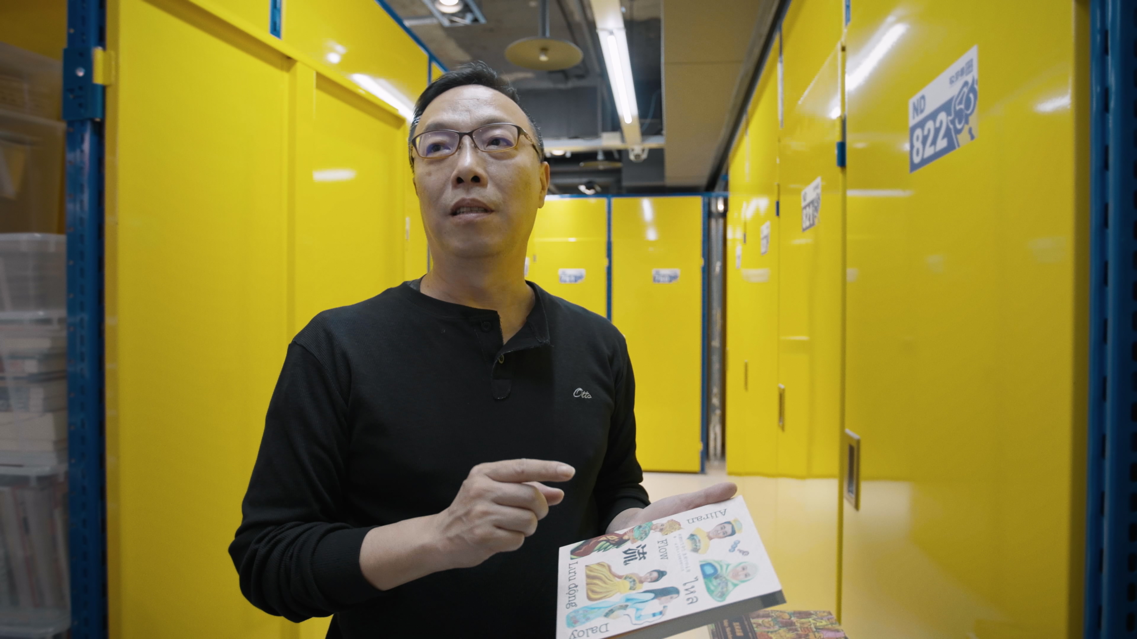 張正分享第一屆《移民工文學獎》得獎作品集《流》（Flow）。（公視提供）