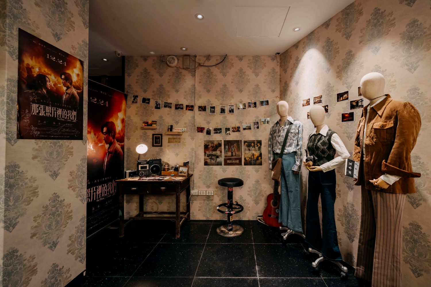 除了導演版會在「CLASSROOM 公館影廳」獨家首映外，影廳現場同步也設有電影道具、服裝及陳設展覽。（瀚草文創GrX STUDIO提供）