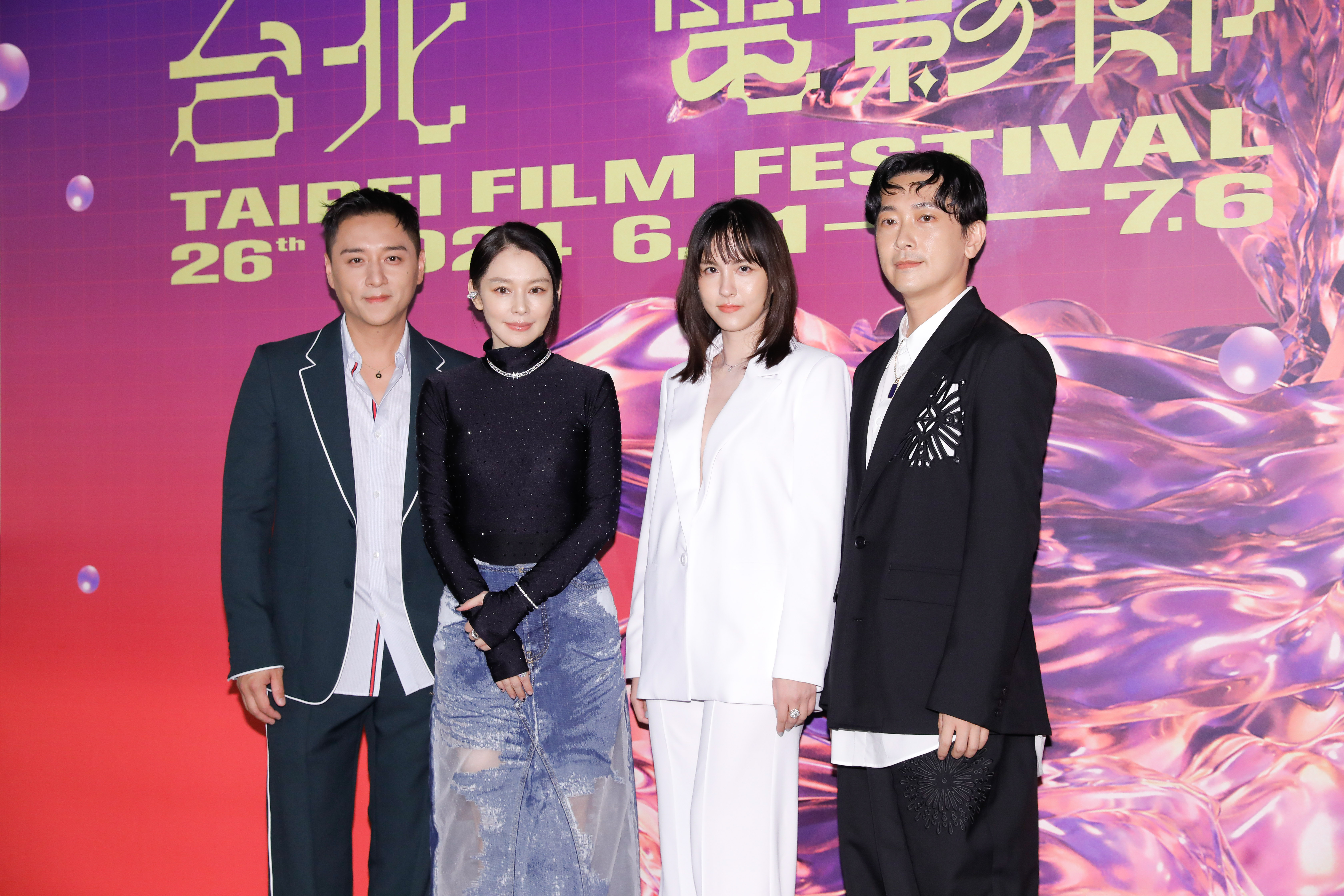 鄭人碩（左起）、徐若瑄、魏蔓、施名帥一起出席《乒乓男孩》台北電影節首映。