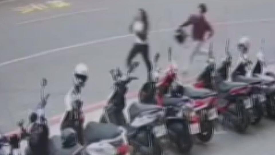 一名26歲職能治療師巴姓女子，慘遭陳姓前男友求復合不成，當街追逐殘殺，最終頸部插著一把刀慘死在街頭。（民眾提供）