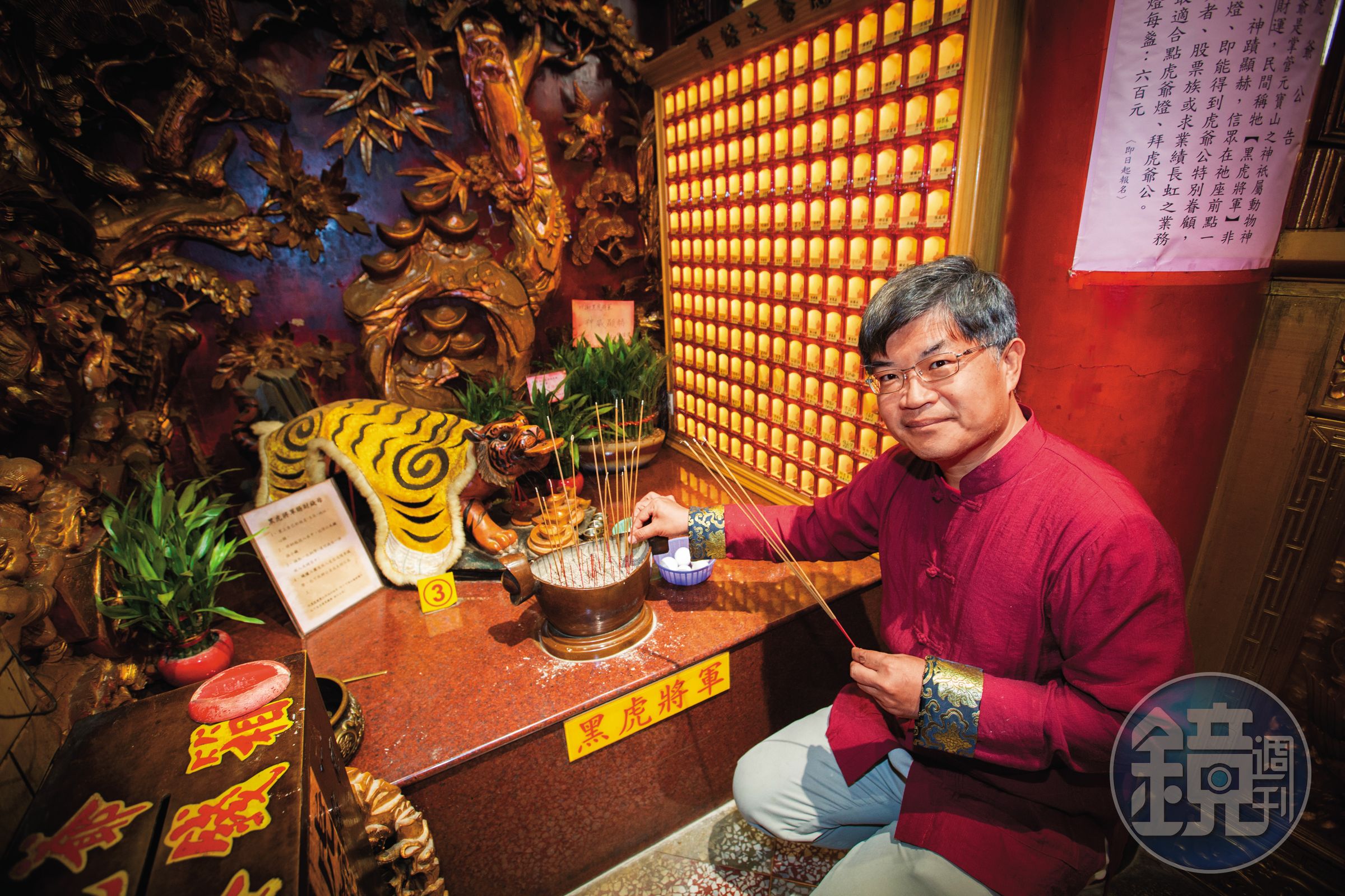 阿福從小在饒河街長大，逢年過節必來松山霞海城隍廟報到；去年賣股還特地到廟裡祈求安定的力量。