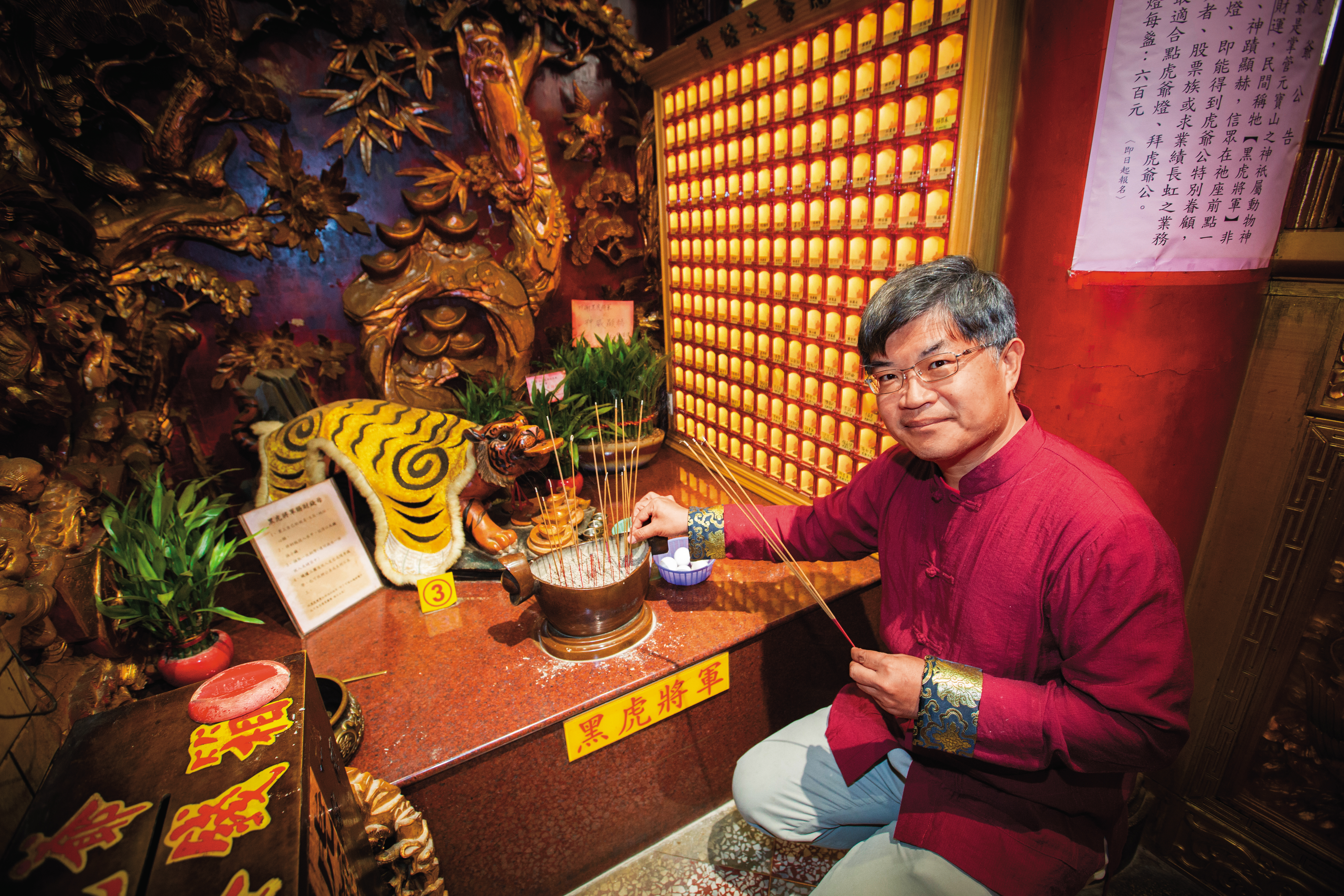 阿福從小在饒河街長大,逢年過節必來松山霞海城隍廟報到;去年賣股還特地到廟裡祈求安定的力量。