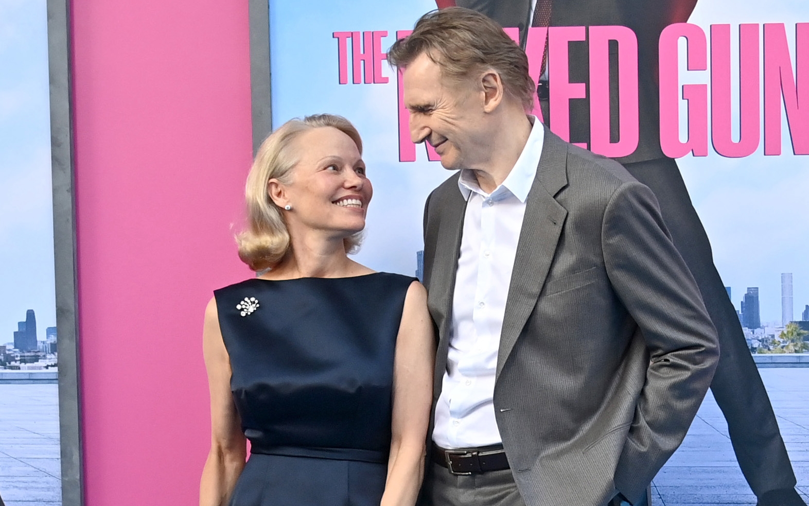 潘蜜拉安德森（左）這樣看著連恩尼遜（右），然後你要說他們之間真的沒有什麼？不要騙我！（UIP提供）