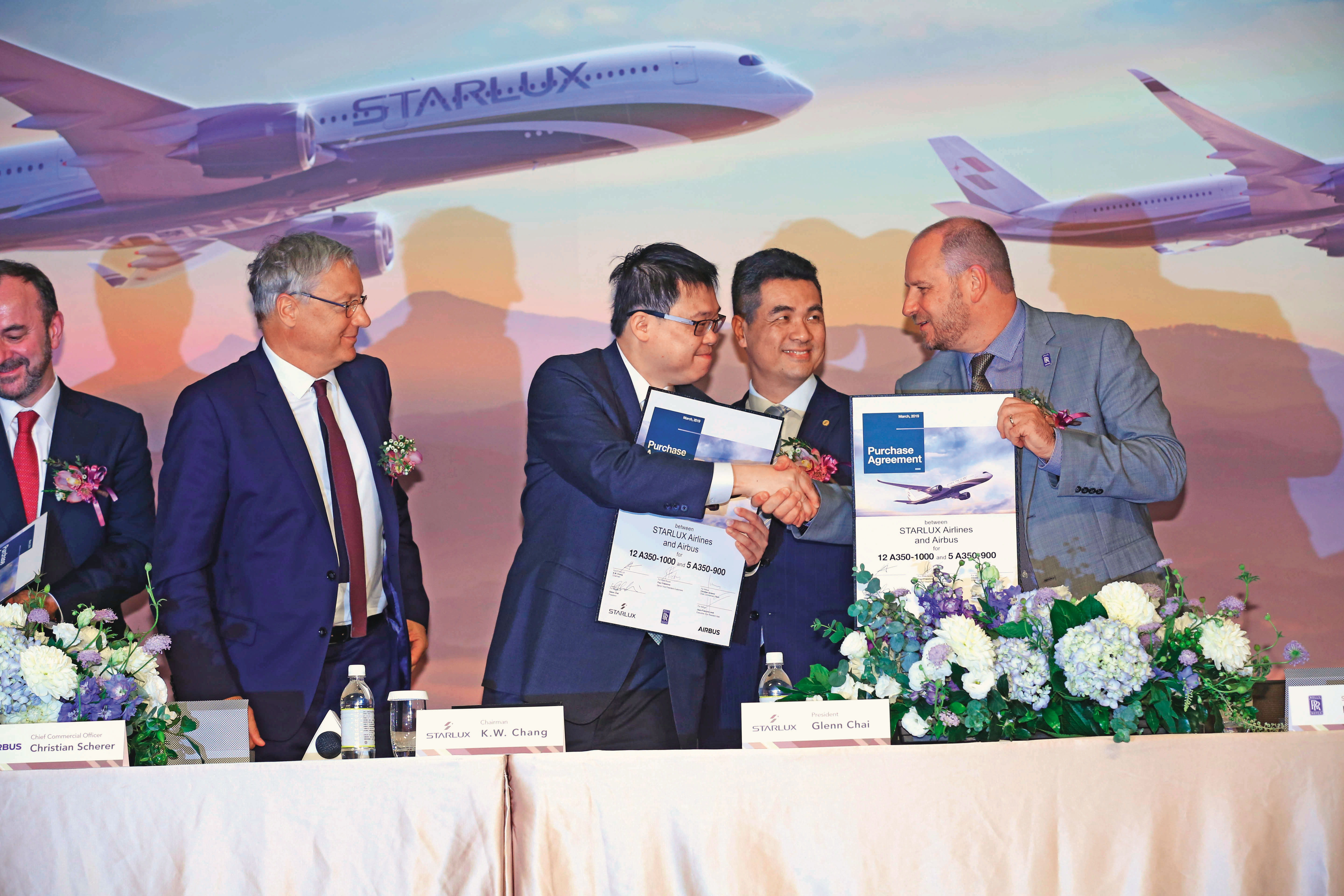 早在2018年，張國煒（左）就大手筆斥資1,800億元購置17架A350飛機。
