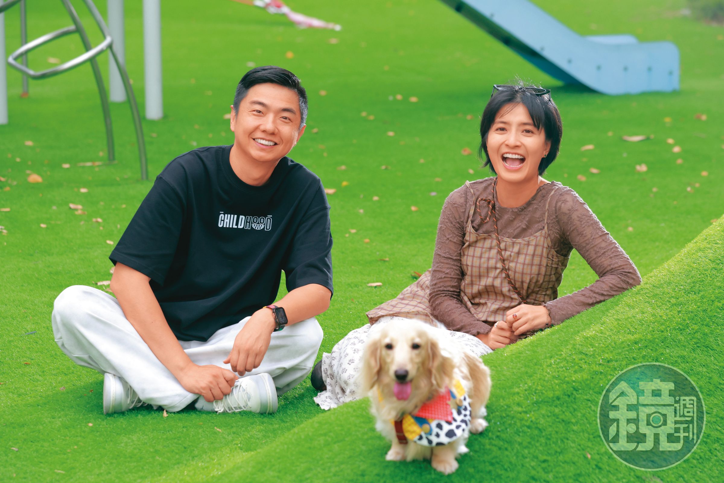 導演楊婕（右）帶著愛犬Woody來到〈熊爸估狗〉，第一次跟熊爸（左）見面的Woody很害羞，不想被摸，只想黏著主人。