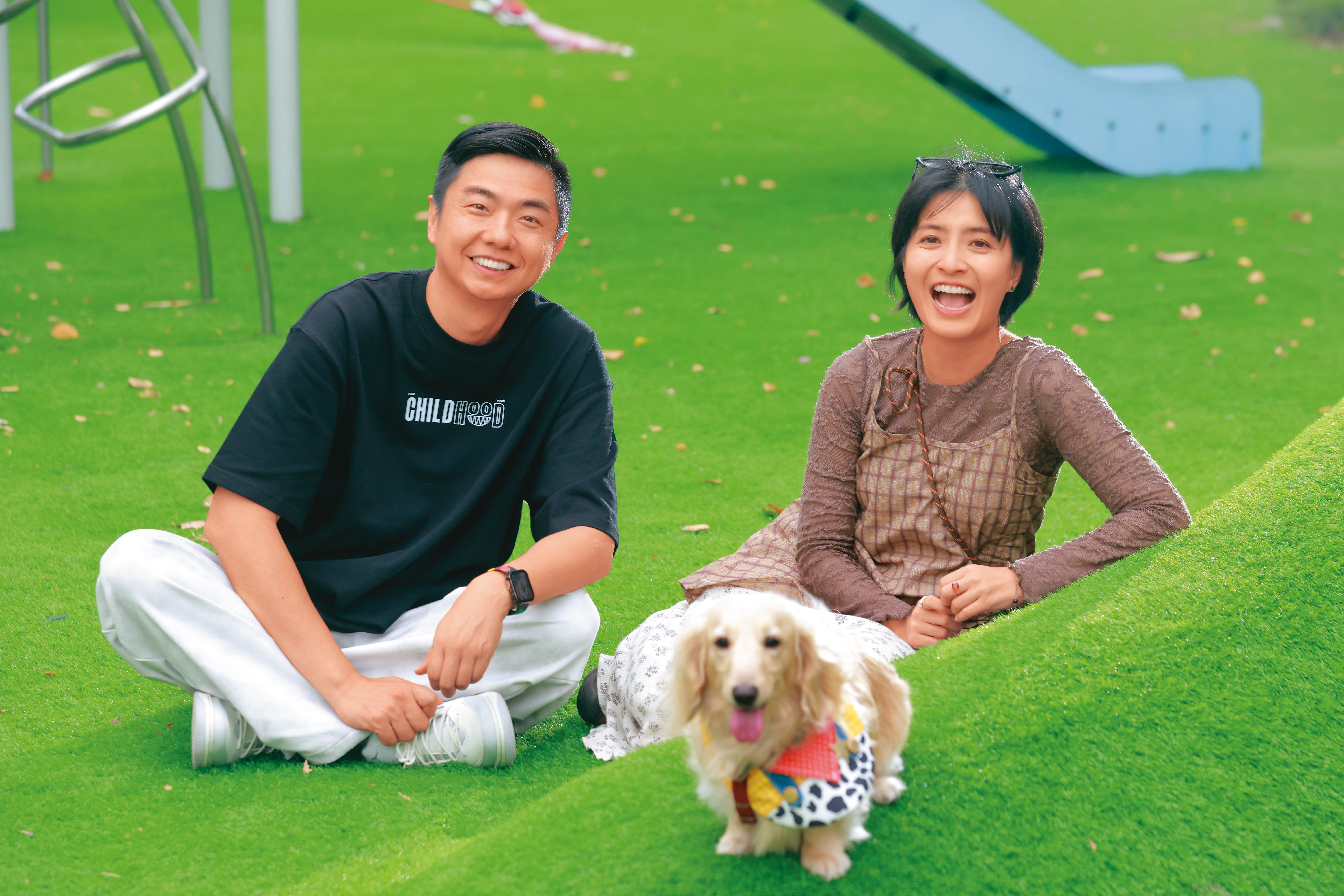 導演楊婕（右）帶著愛犬Woody來到〈熊爸估狗〉，第一次跟熊爸（左）見面的Woody很害羞，不想被摸，只想黏著主人。