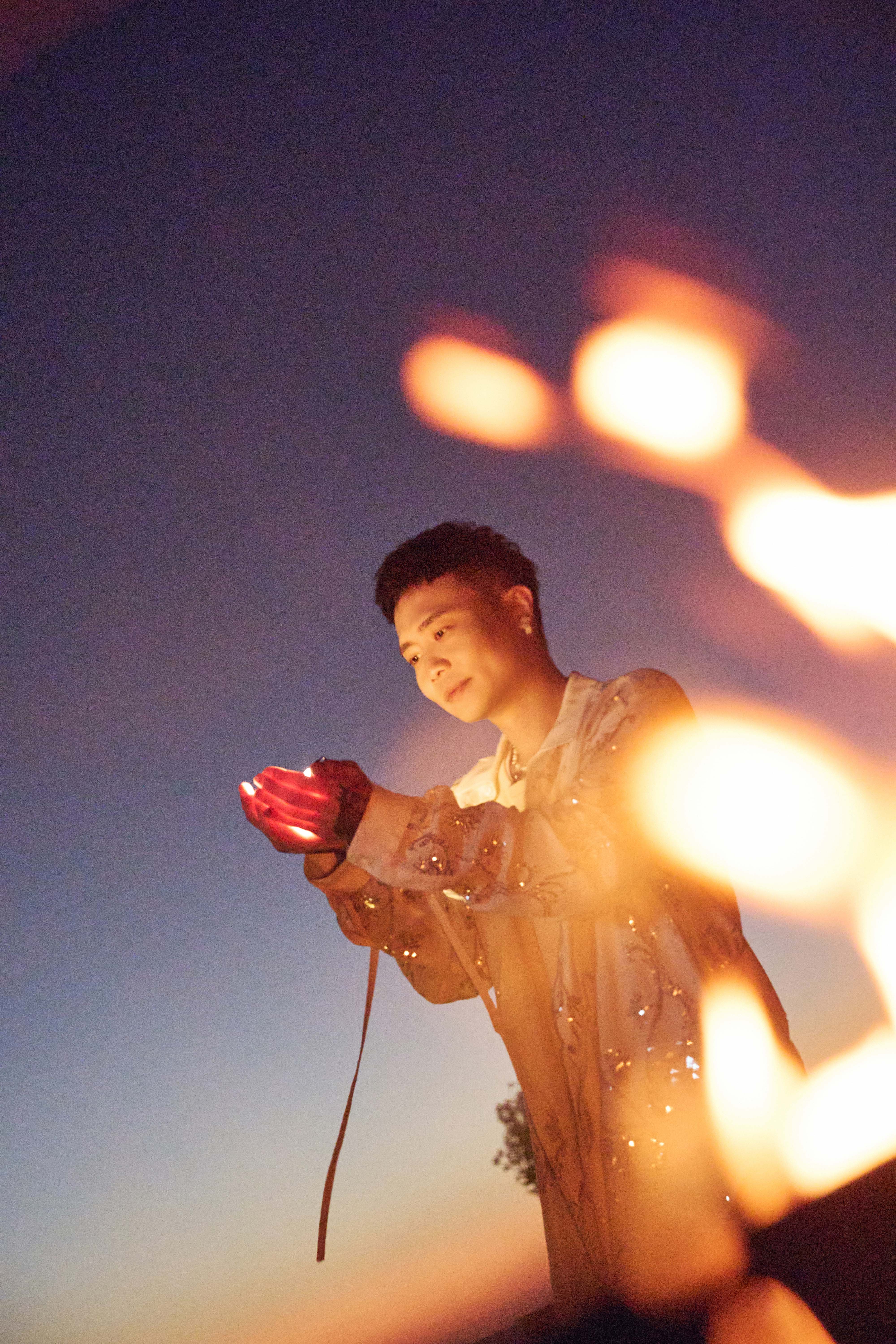 蕭秉治新歌〈頻率〉是Line TV影集《向流星許願的我們》片頭曲。(相信音樂提供)