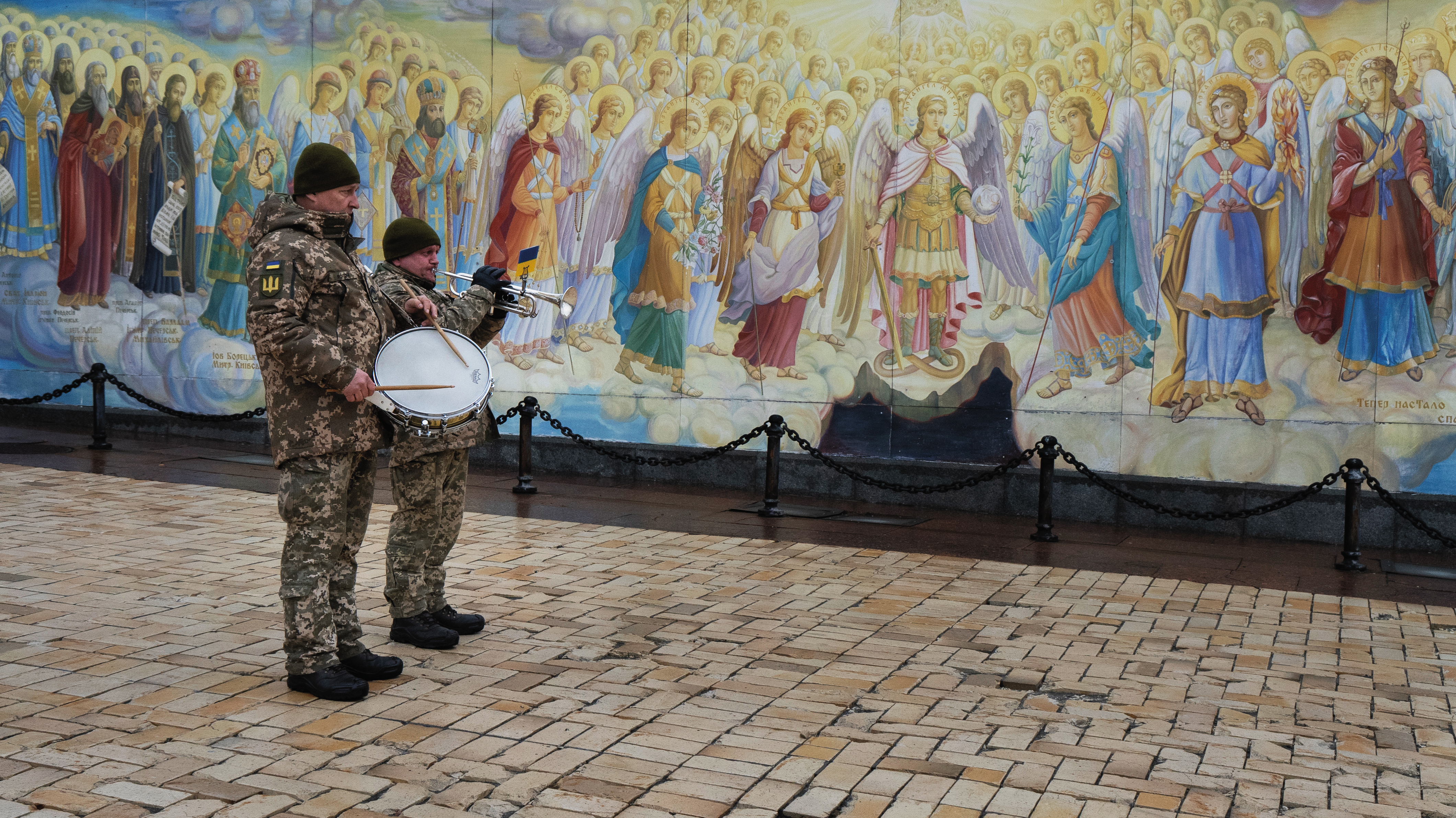 在聖米迦勒金圓頂修道院（St. Michael’s Golden-Domed Monastery）前，兩名軍樂隊的成員為兩名外國戰士的葬禮，演奏悲傷輓歌。