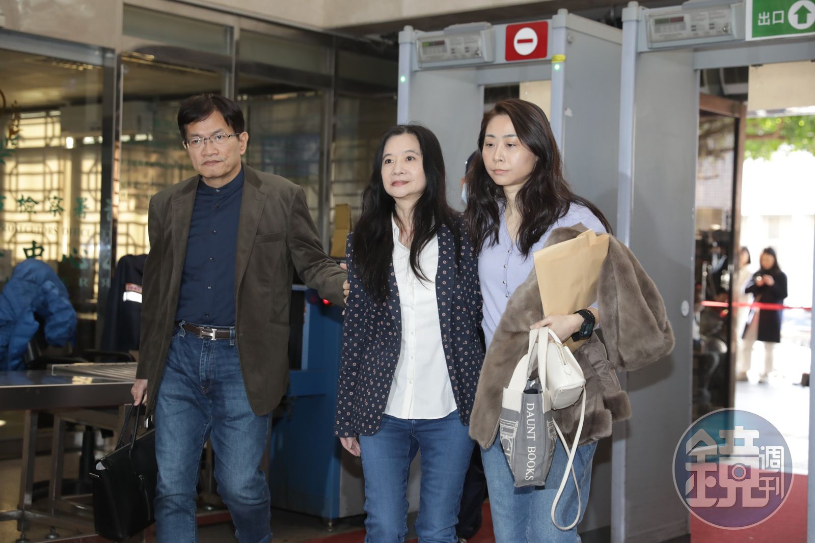 台北地院下午重裁台北市議員應曉薇(中)接押庭,應曉薇交出外交文書,證明已在2010年放棄加拿大國籍,否認擁有雙重國籍