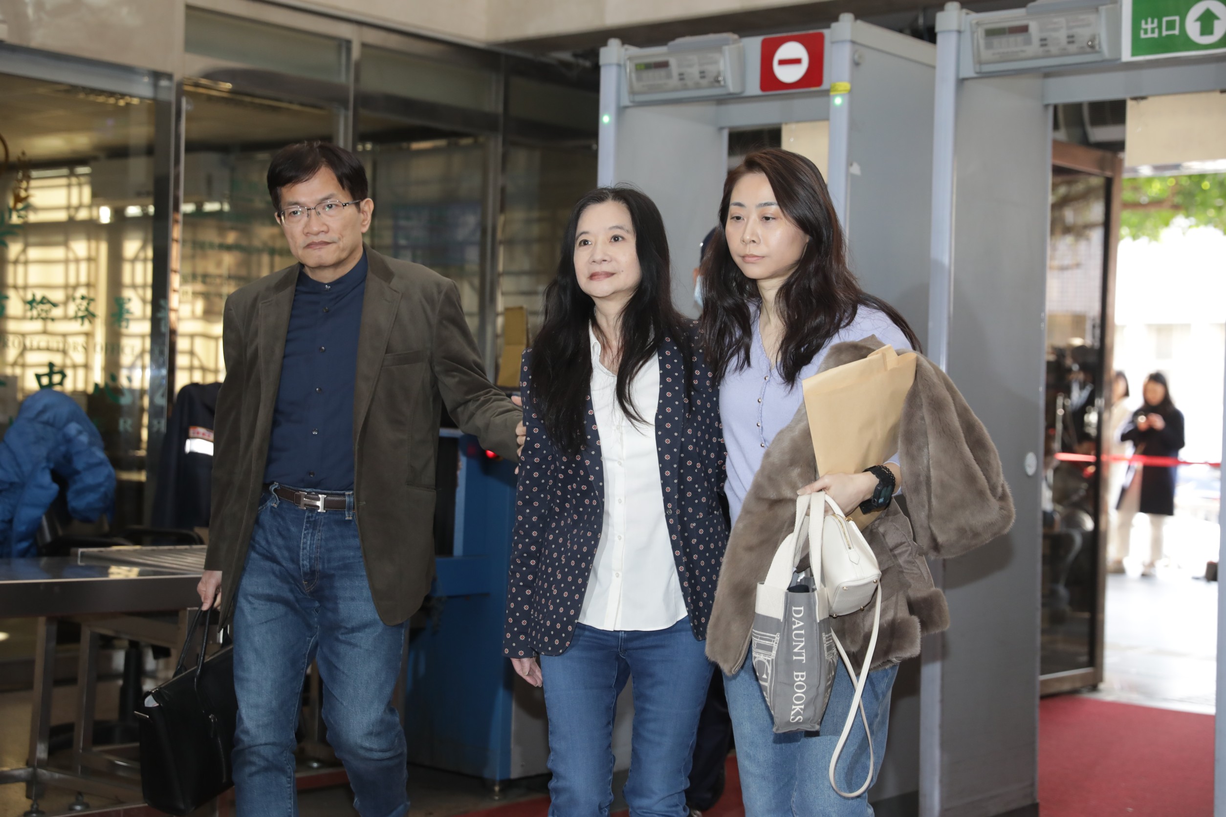 台北地院下午重裁台北市議員應曉薇（中）接押庭，應曉薇交出外交文書，證明已在2010年放棄加拿大國籍，否認擁有雙重國籍