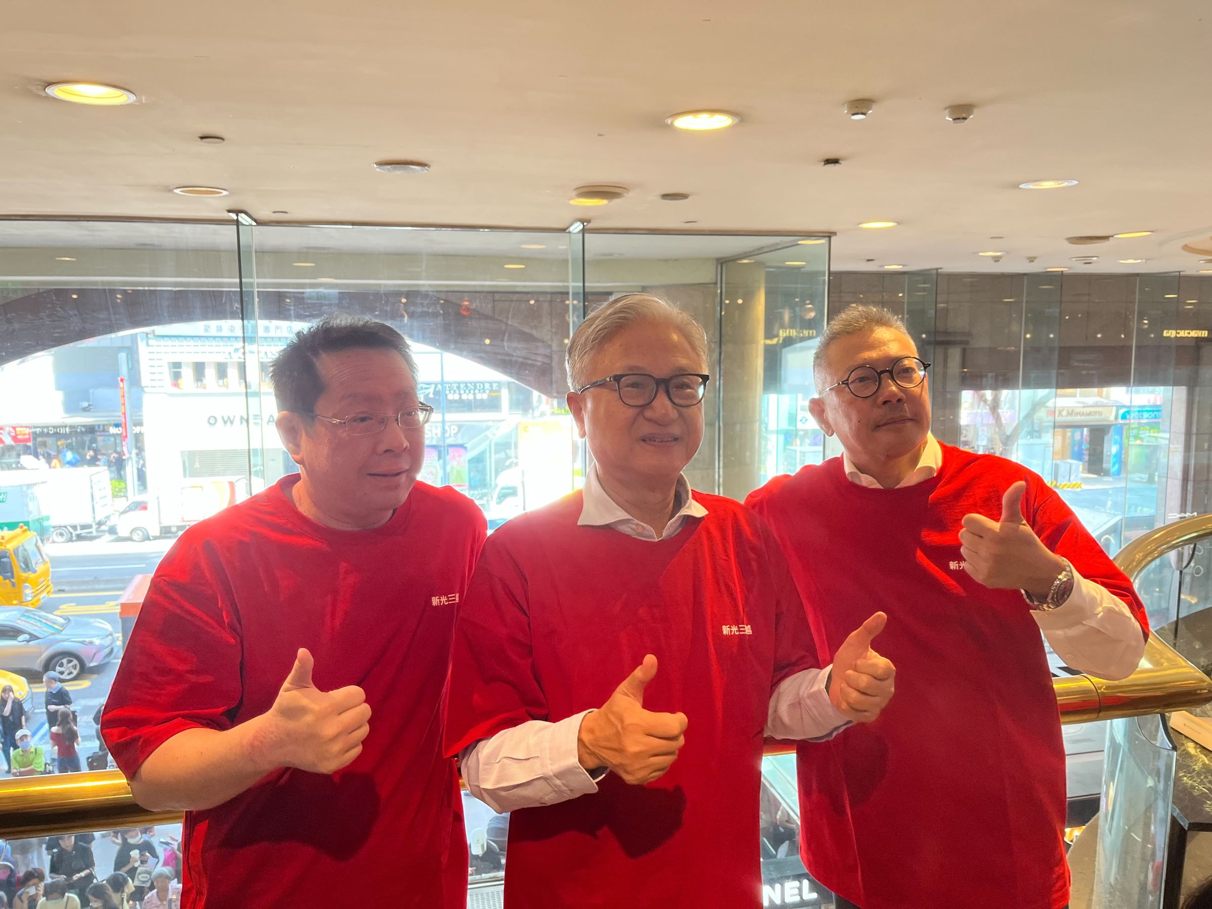 左起為新光三越執行副總吳昕昌、董事長吳東昇、副董暨總經理吳昕陽,一同巡櫃為員工打氣。(同業提供)