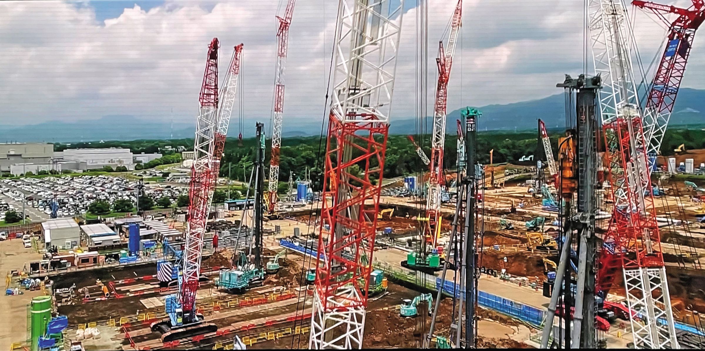 興建20個月的台積電熊本廠,聚集了幾乎全日本的吊車24小時日夜趕工。(翻攝台積電熊本廠開幕影片)
