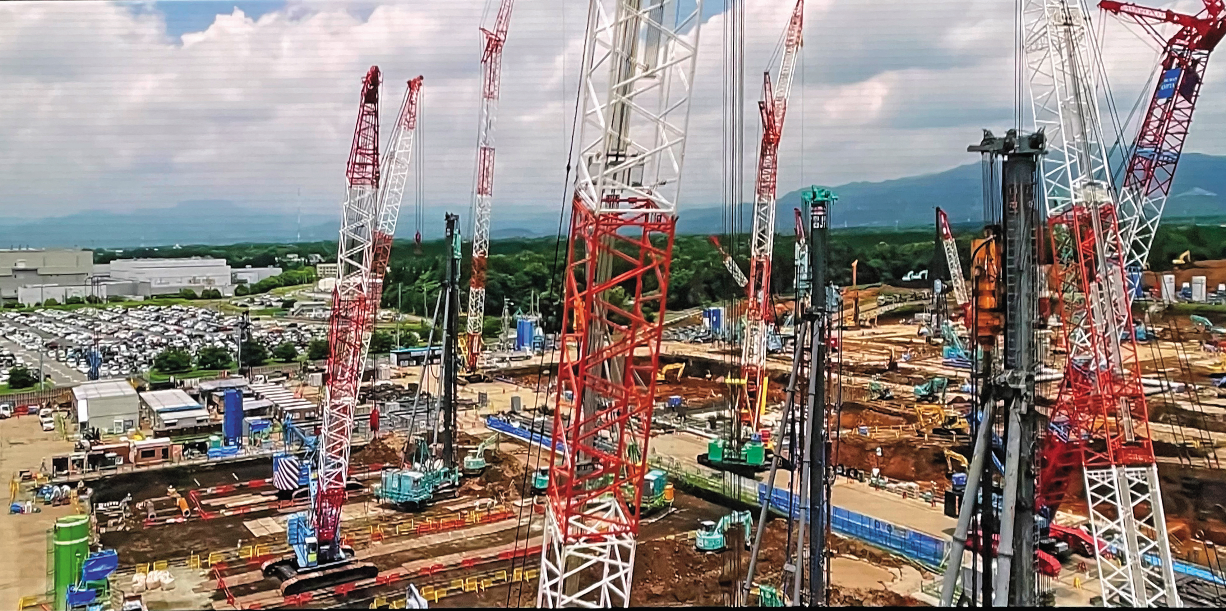 興建20個月的台積電熊本廠,聚集了幾乎全日本的吊車24小時日夜趕工。(翻攝台積電熊本廠開幕影片)