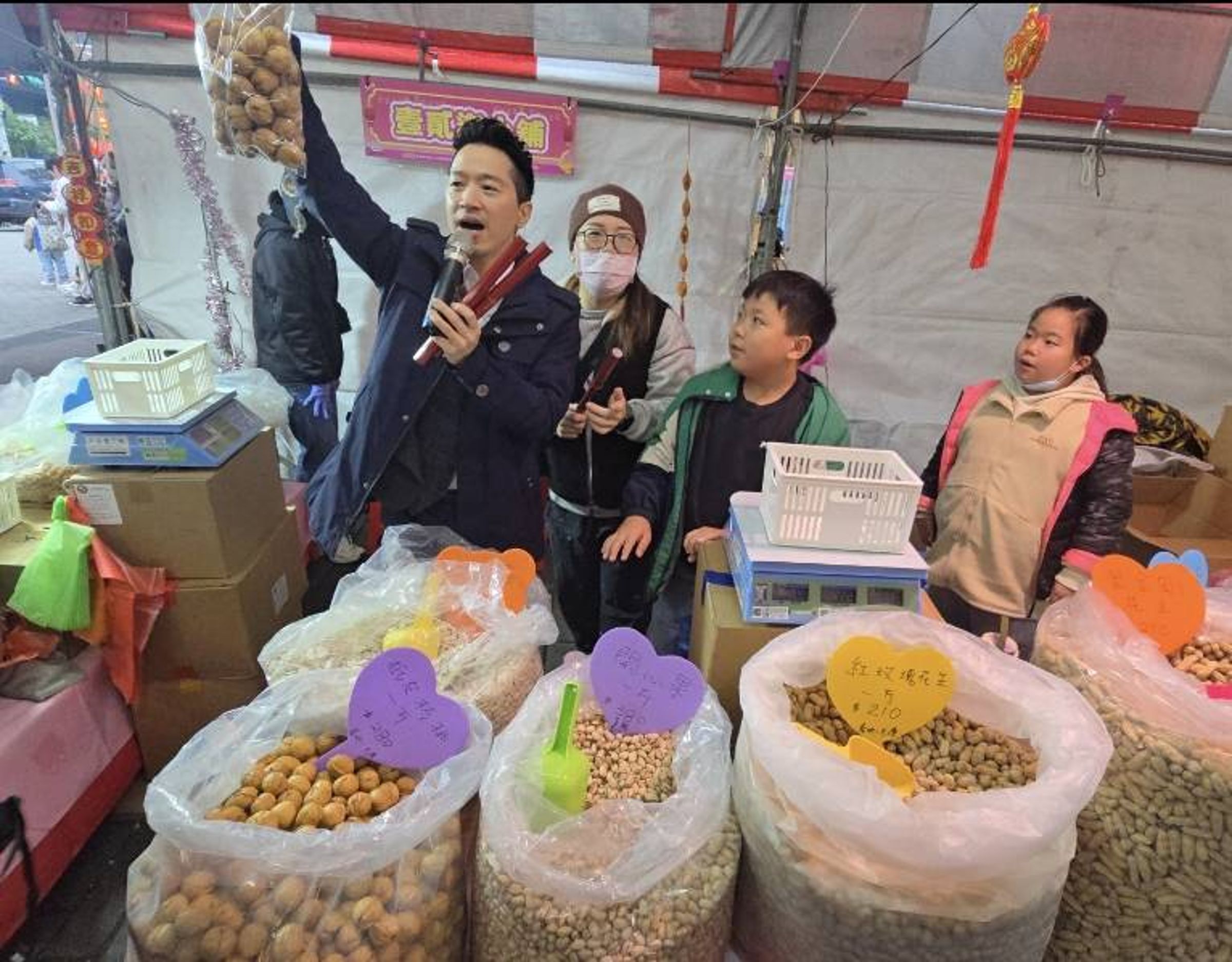 何志偉前往桃園藝文特區年貨大街掃街，呼籲綠營團結力量大。（讀者提供）