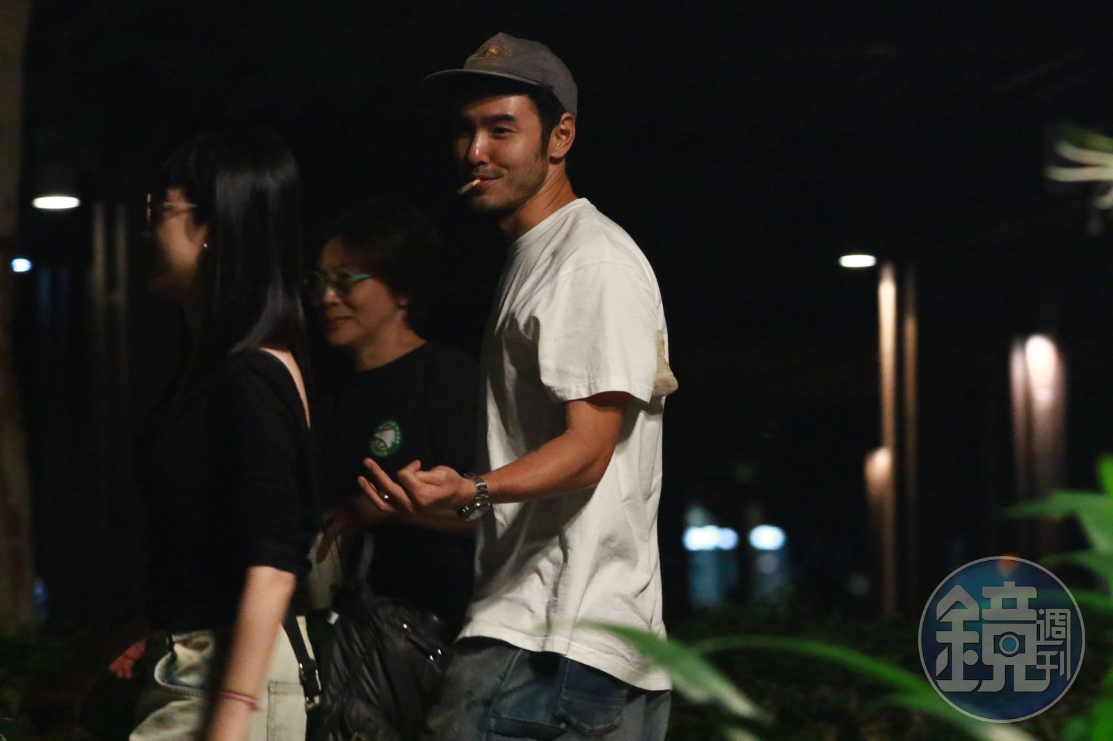 看完電影的阮經天（右）邊走邊抽菸，露出燦笑及滿滿的正能量氣場