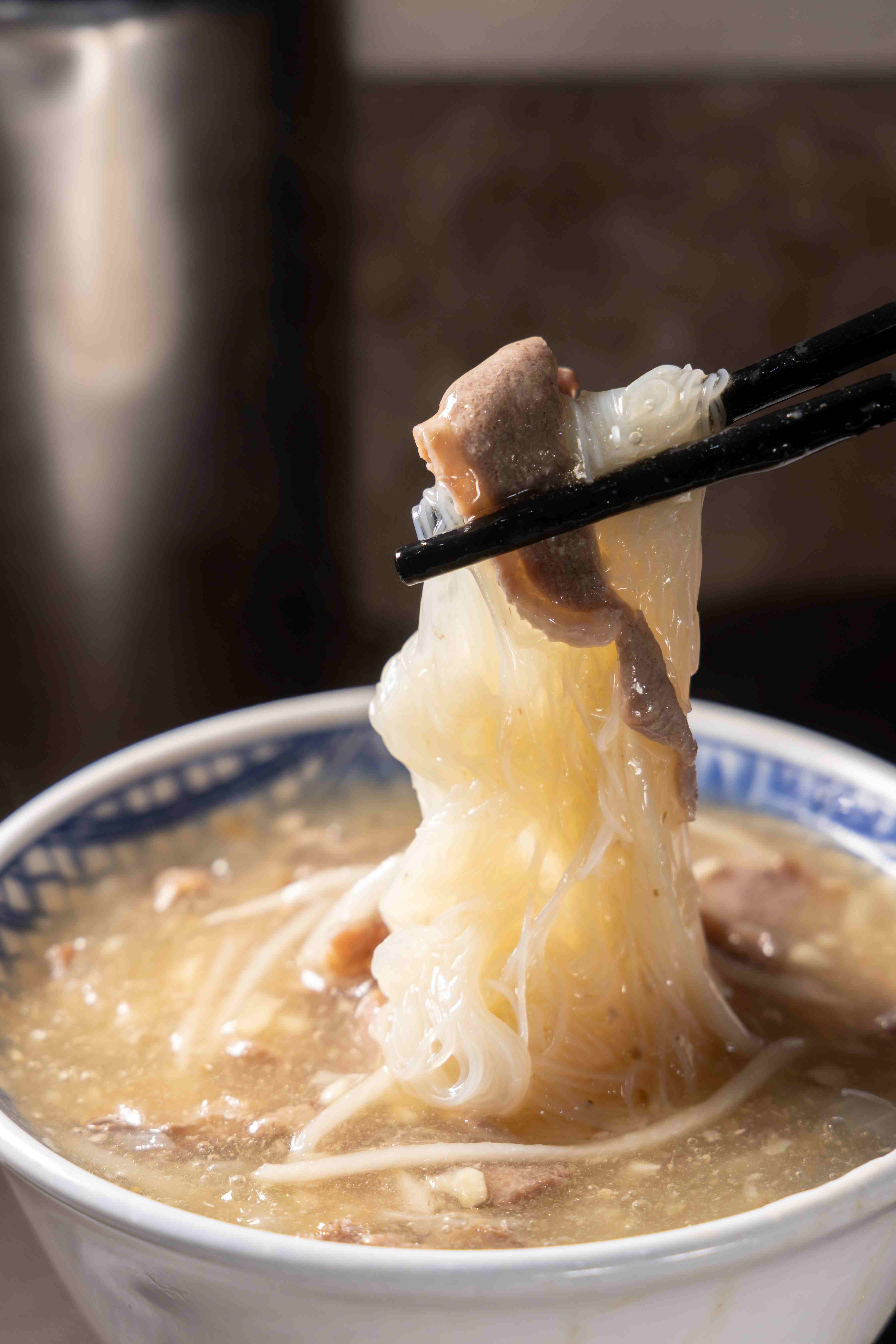 「米粉鴨肉羹」很有飽足感。(80元/碗)