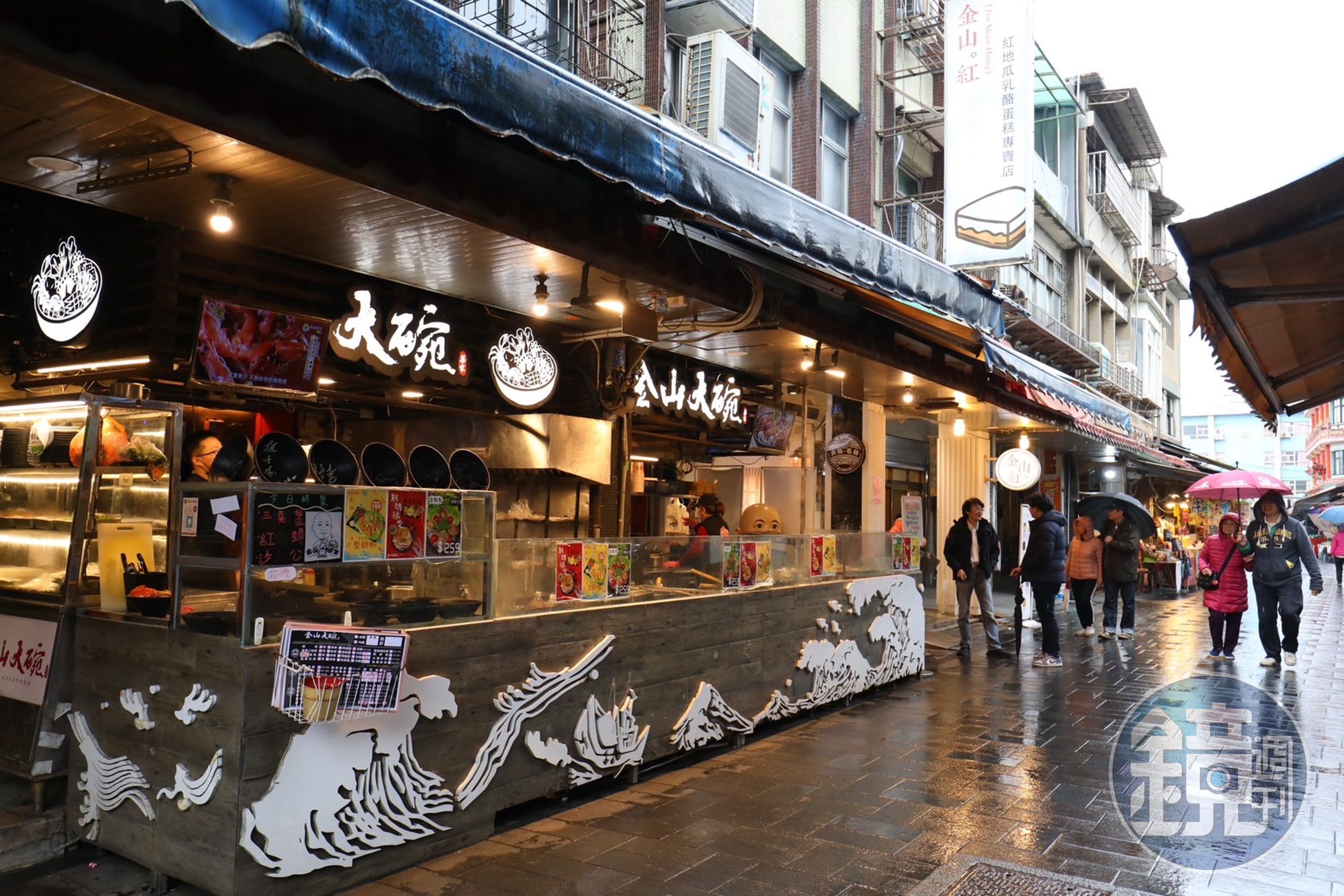 「金山大碗螃蟹」店如其名般氣派，走過路過很難不注意到。