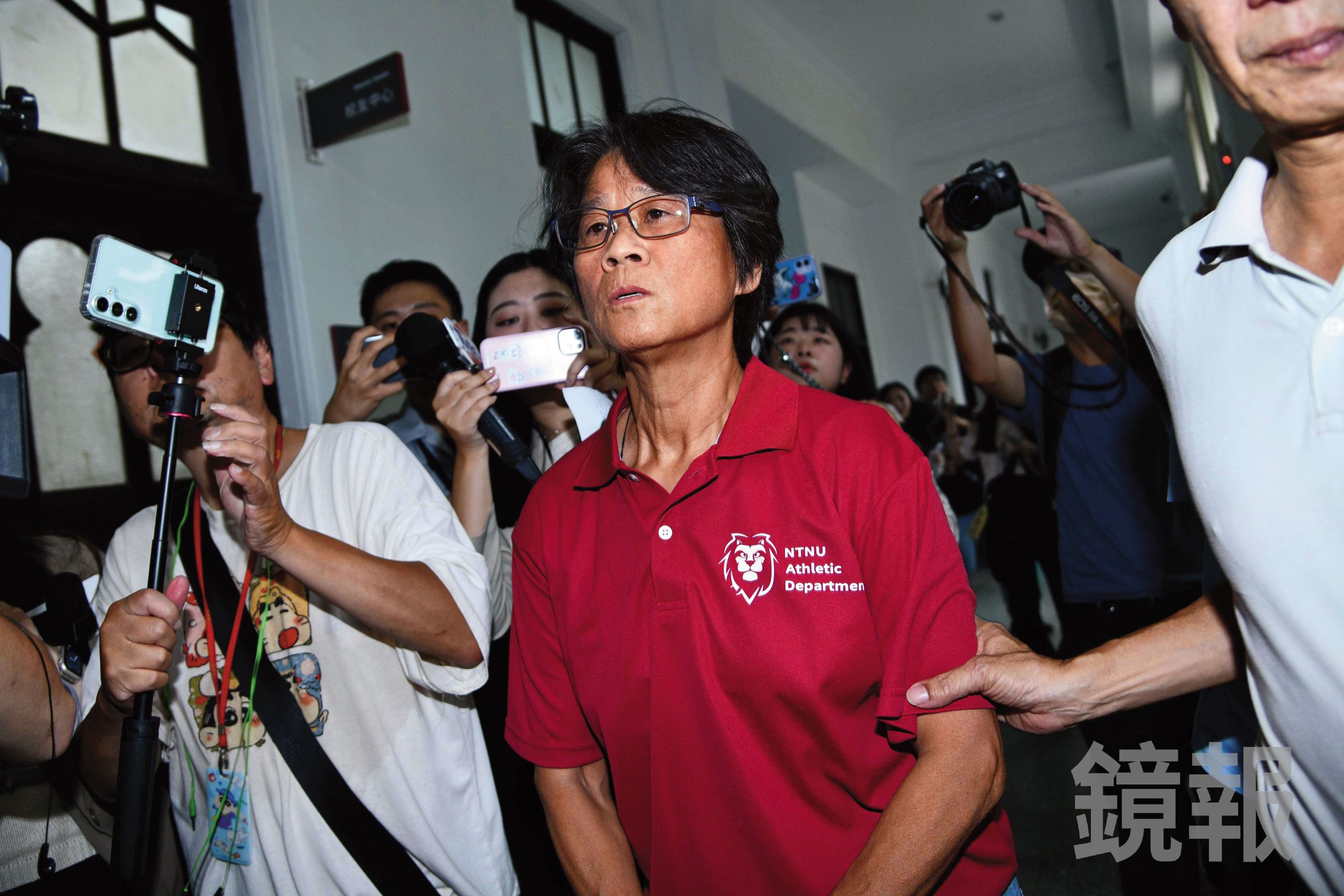 北檢調查抽血案，台師大女足隊教練周台英因涉詐欺、侵占，以70萬元交保。（鏡報李智為）
