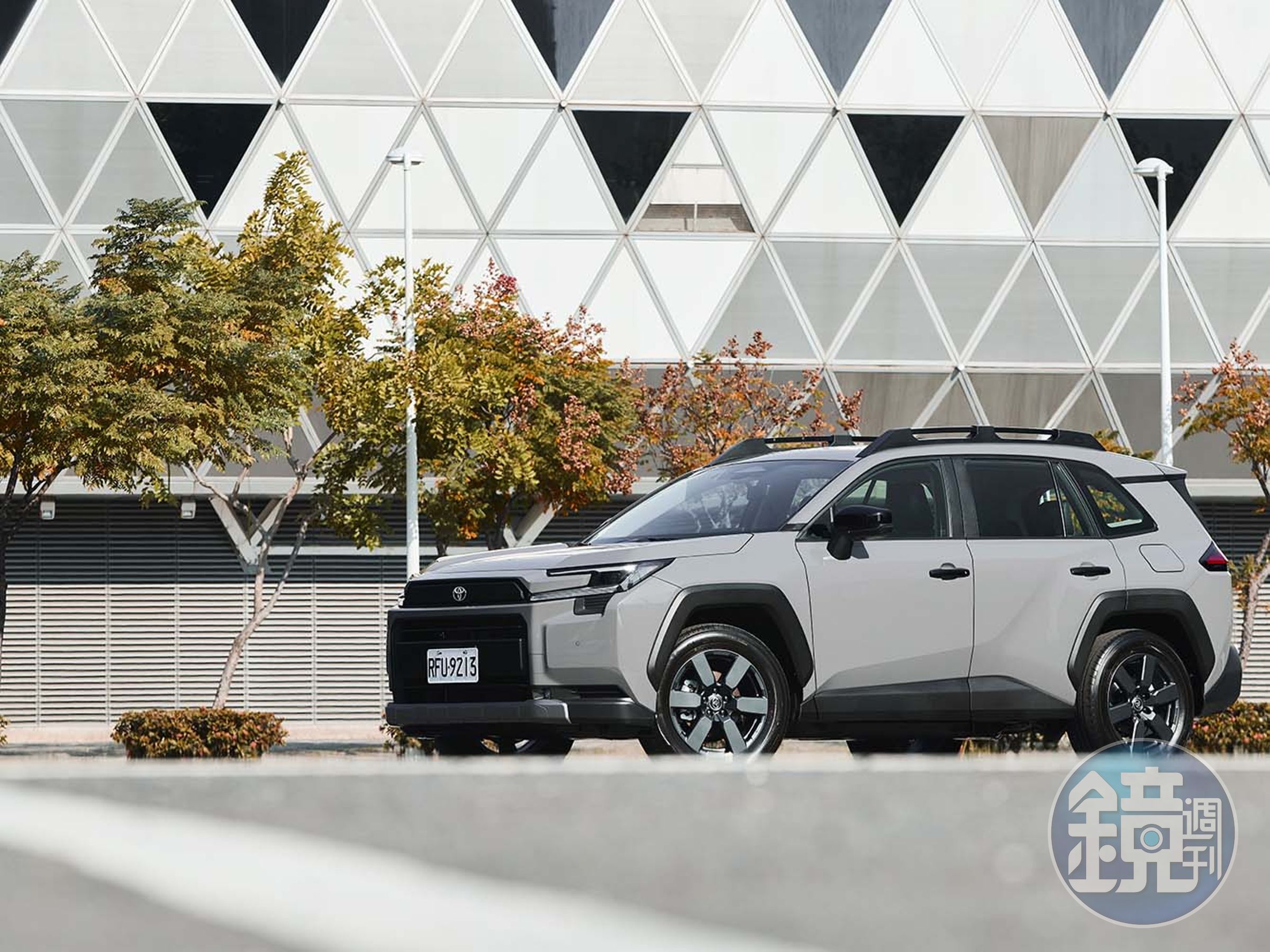 全新第六代大改款的RAV4外觀上維持了方正的線條設計。