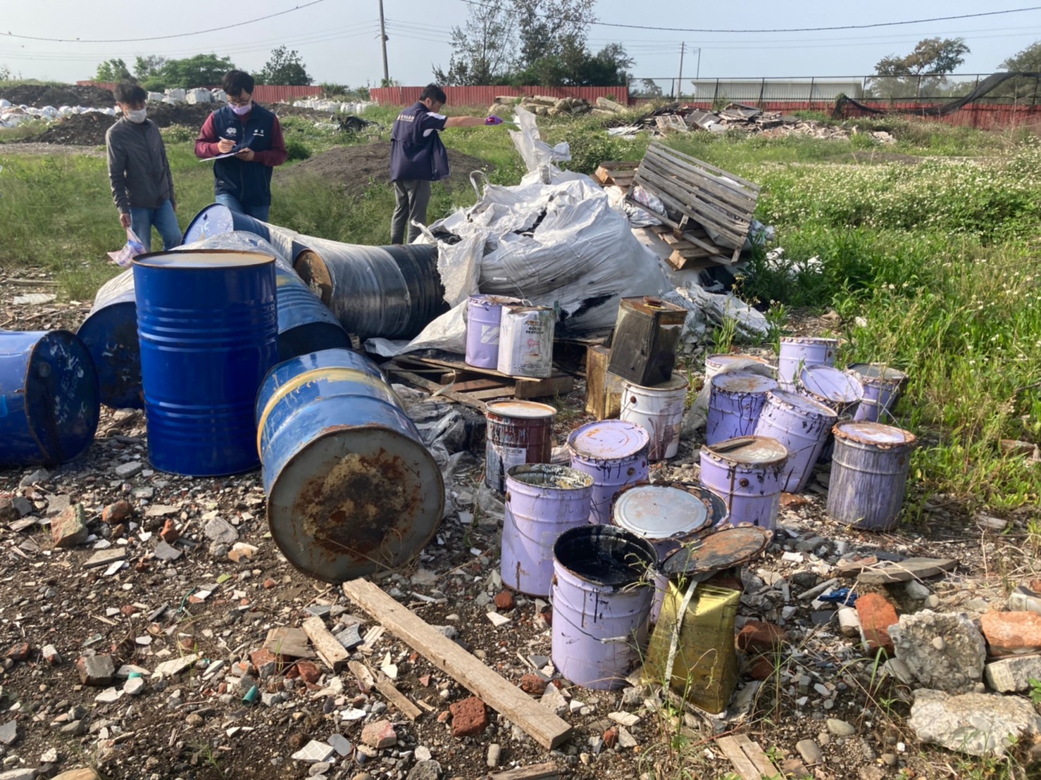 現場廢棄物包括桶裝廢棄溶液、拆解廢棄汽車等包羅萬象，汙染環境。（翻攝畫面）