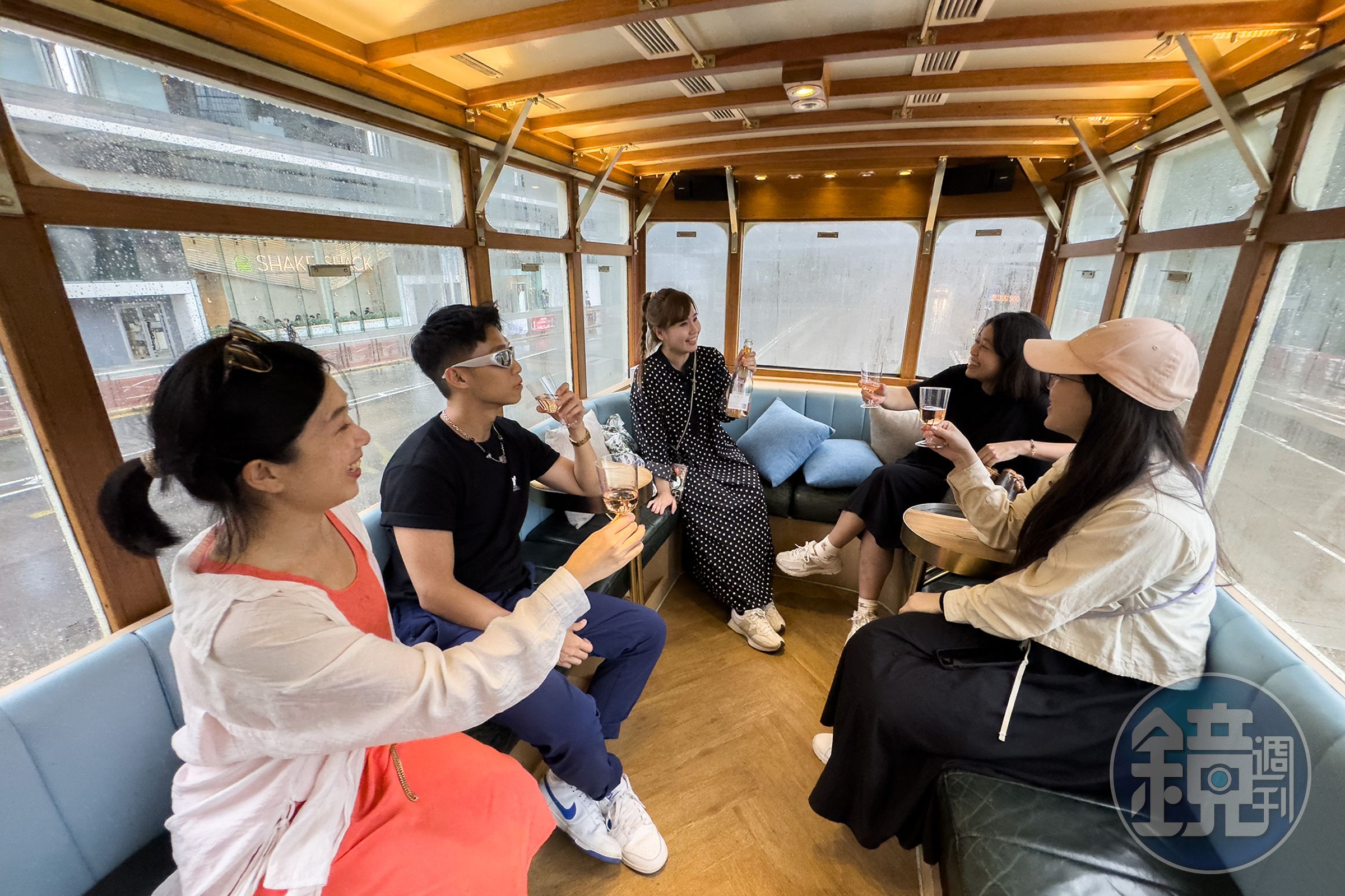 坐在派對電車上跟好朋友一起慶生開趴,還會被街上路人關注,令人印象深刻。