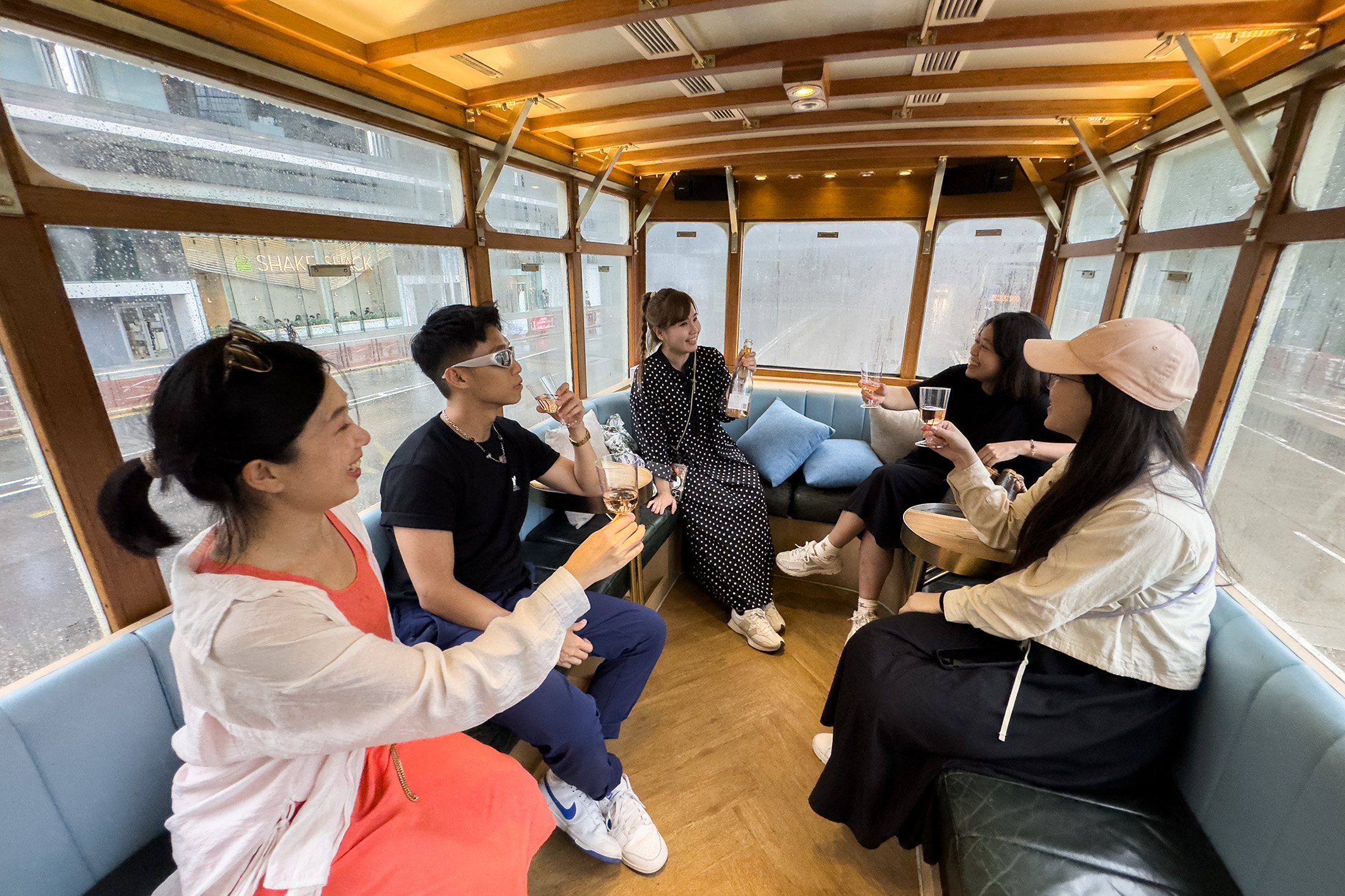 坐在派對電車上跟好朋友一起慶生開趴，還會被街上路人關注，令人印象深刻。