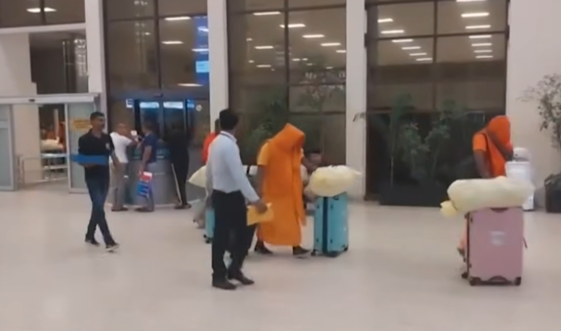 斯里蘭卡機場查獲22名僧侶試圖攜帶總重約110公斤的大麻入境。（翻攝自YouTube NEWS9 Live）