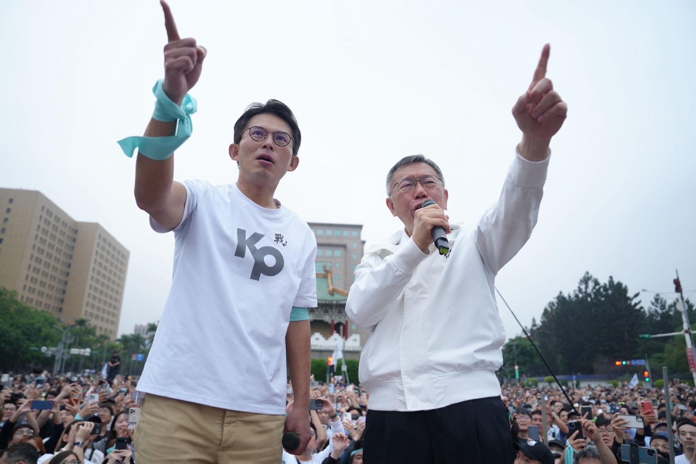 柯文哲向總統府方向大喊：「賴清德，沒有用的！我不會屈服，我不會投降！」（民眾黨提供）